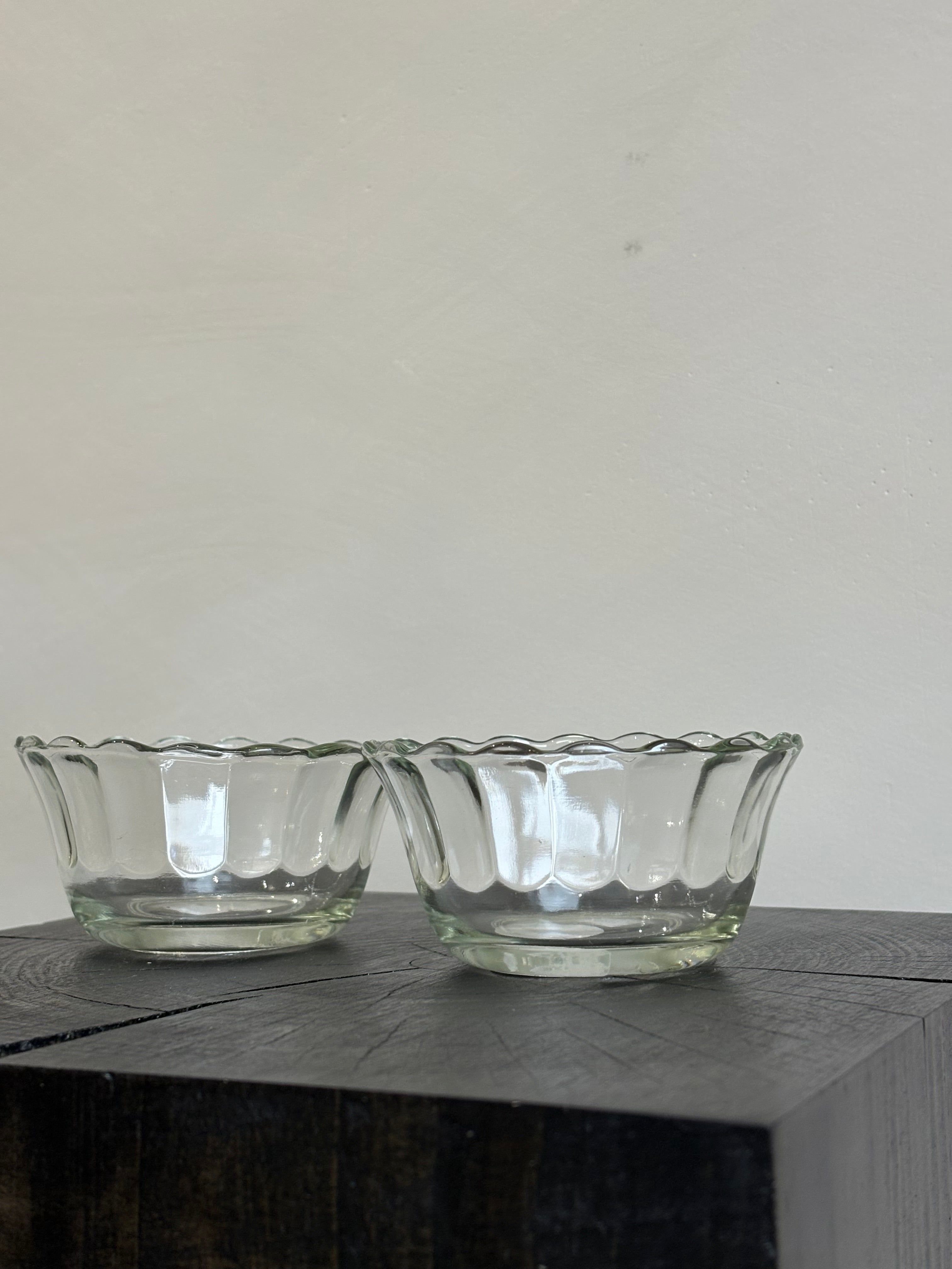 SMALL GLASS PINCH BOWL
