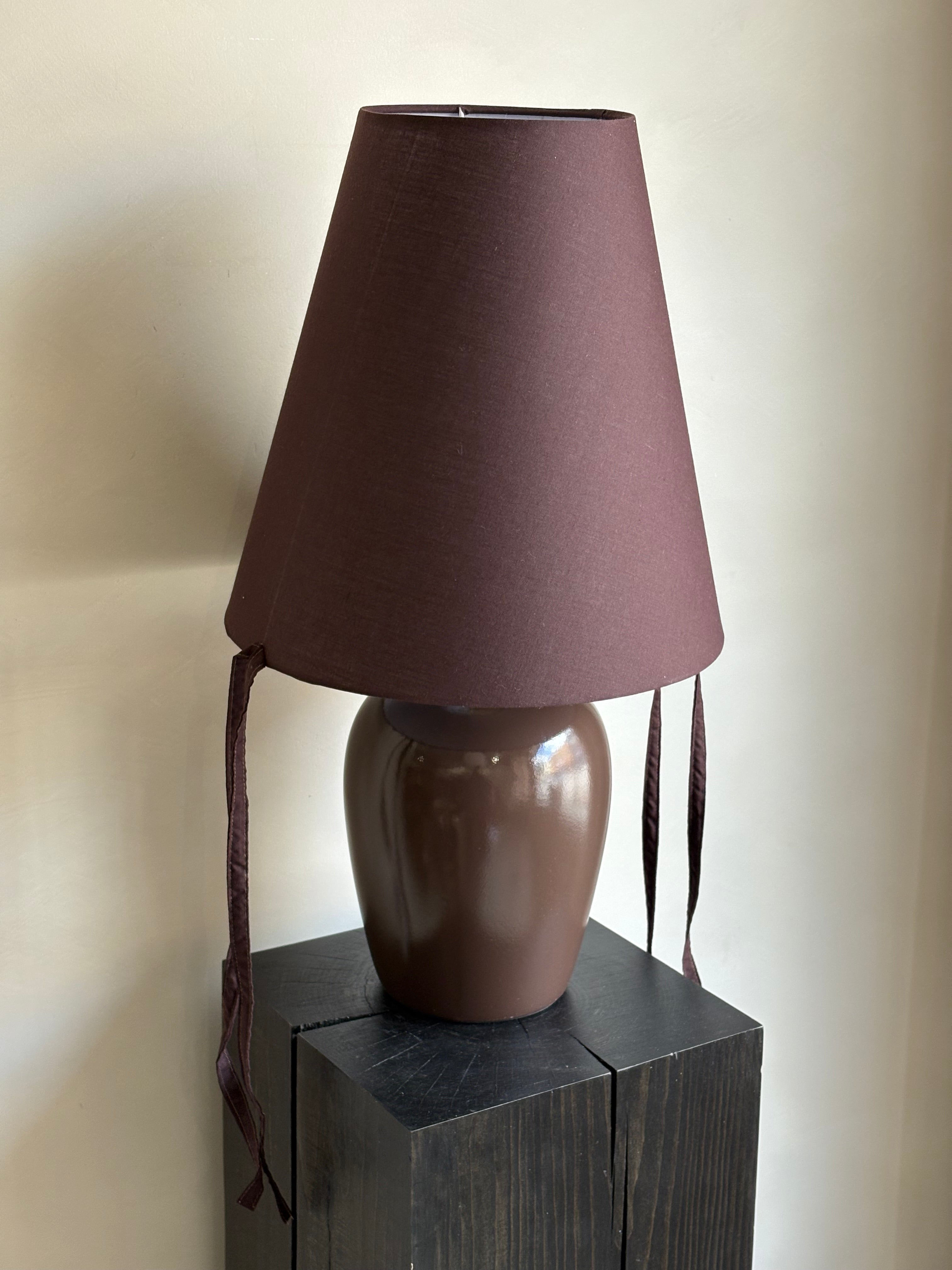 GRANDE BURGUNDY BROWN TABLE LAMP WITH TASSELS