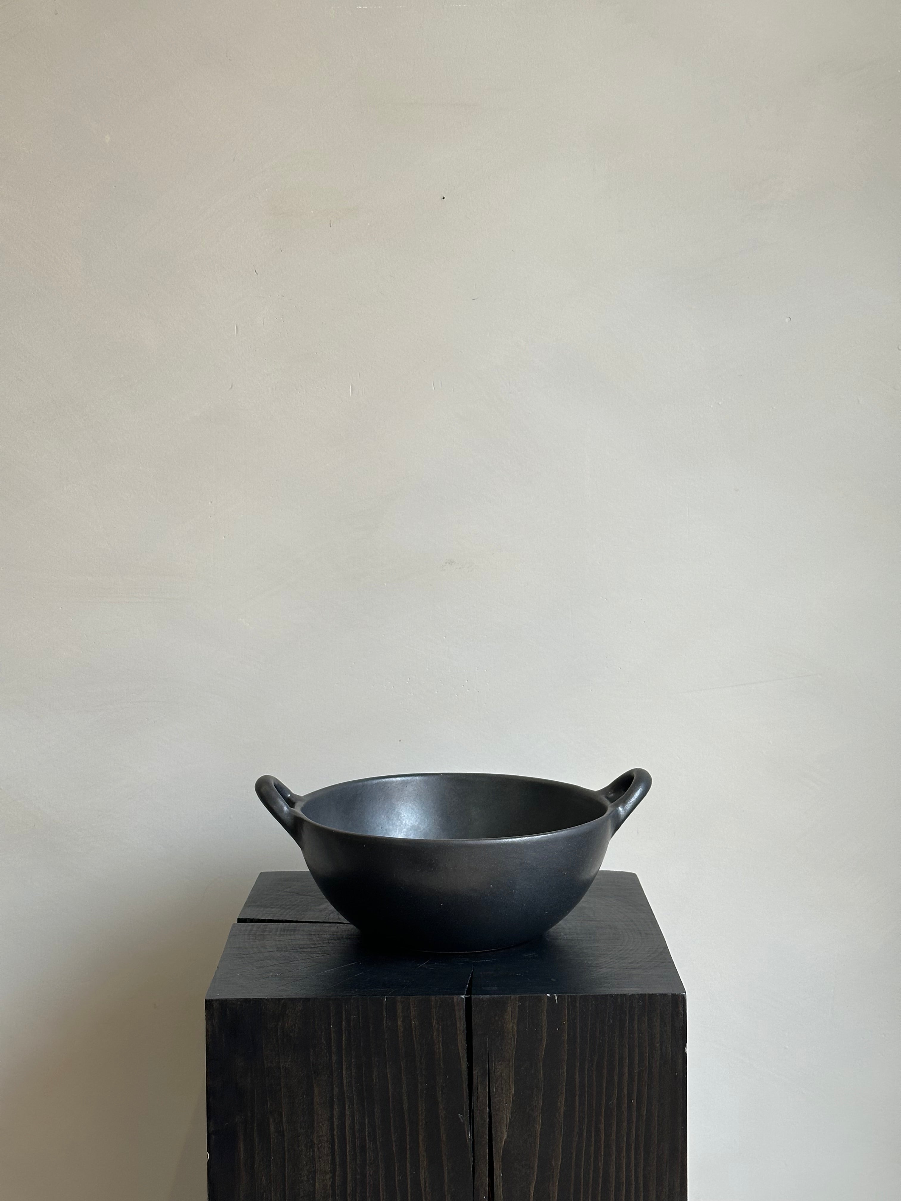STONEWARE BOWL WITH HANDLES