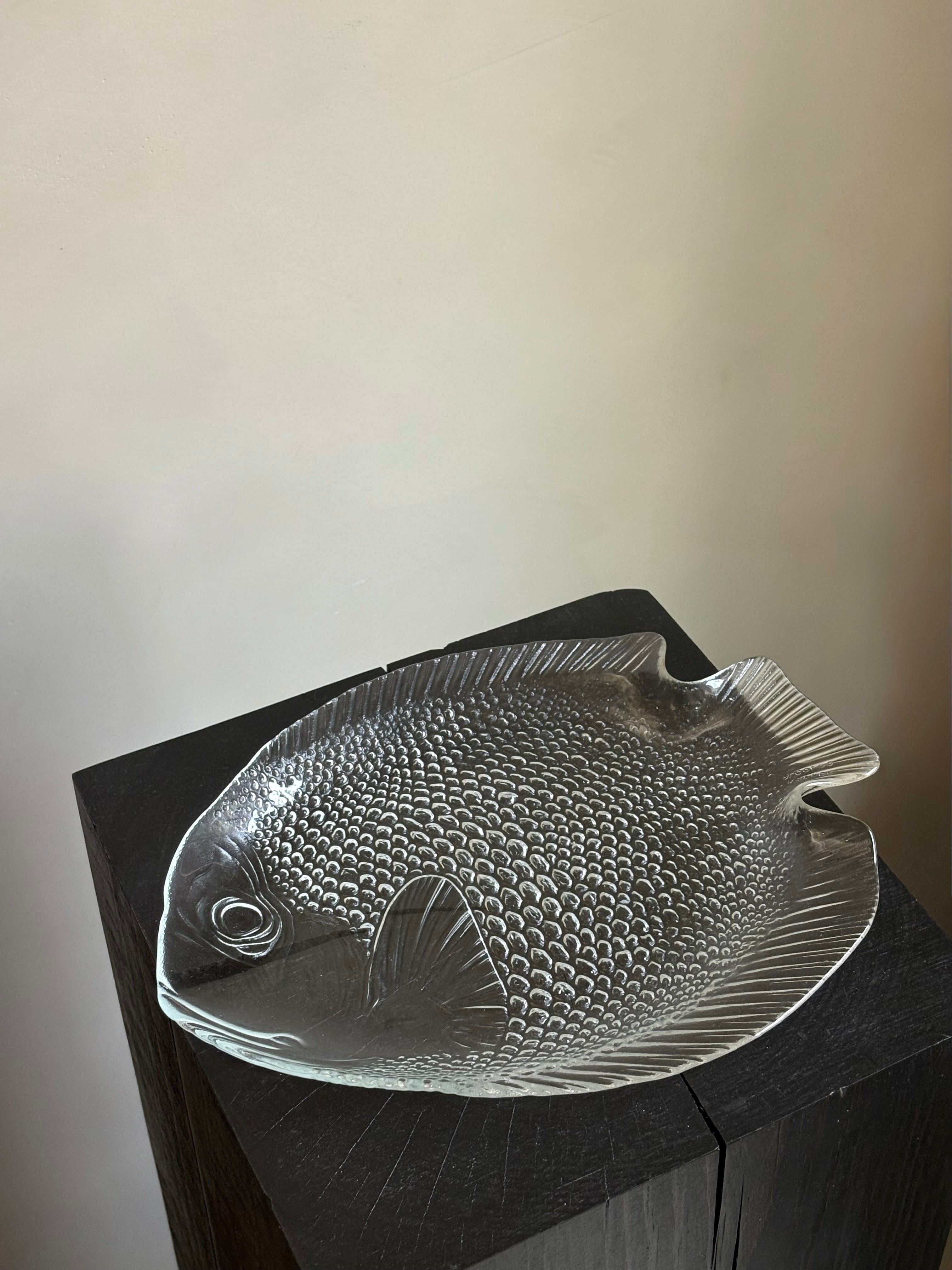 VINTAGE TEXTURED GLASS FISH PLATE