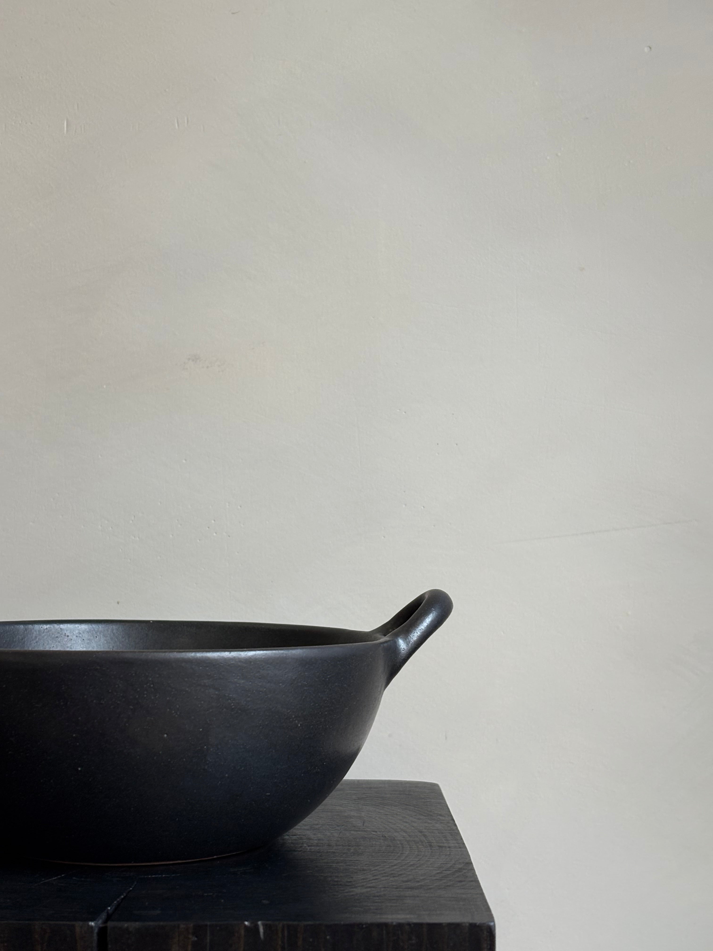 STONEWARE BOWL WITH HANDLES