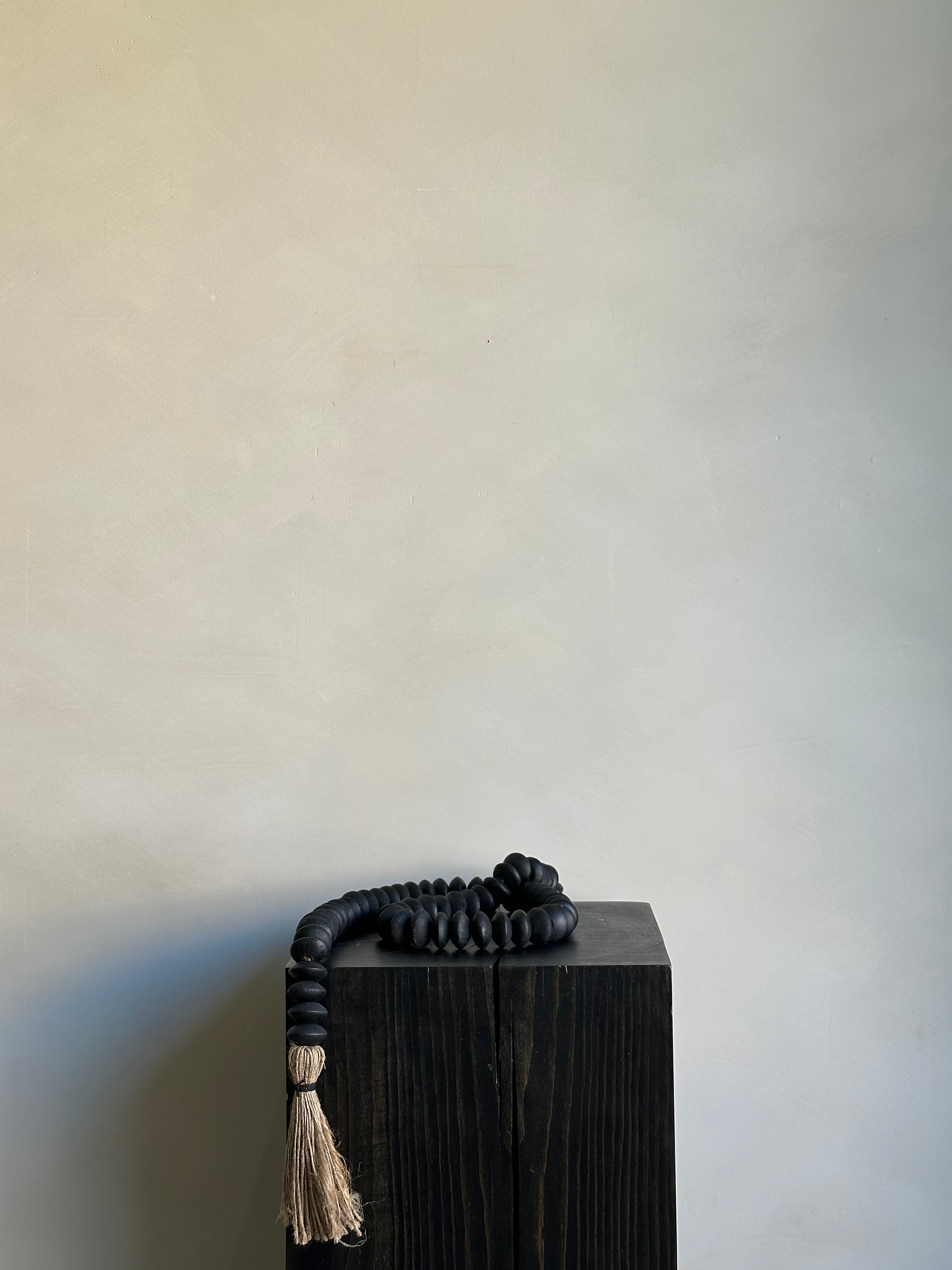 BLACK DECOR BEADS WITH TASSLE