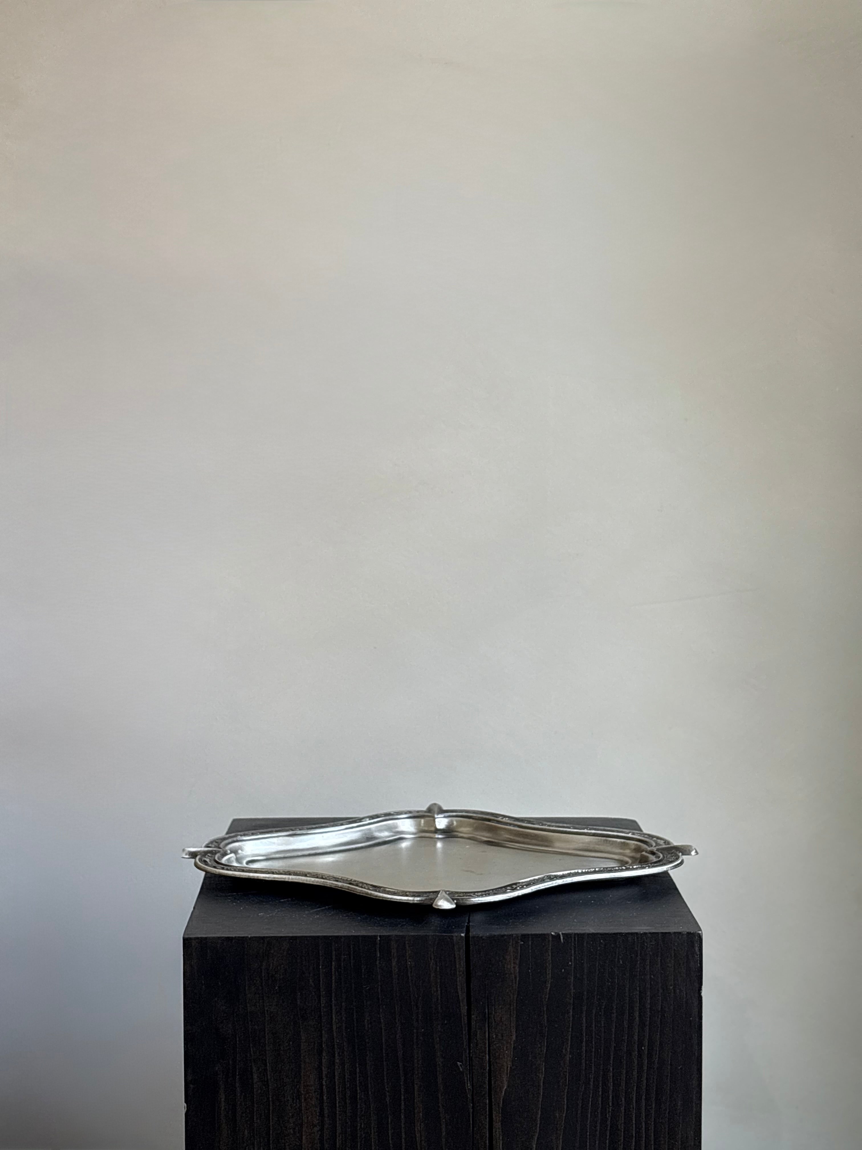 EMBOSSED METAL SCALLOPED TRAY