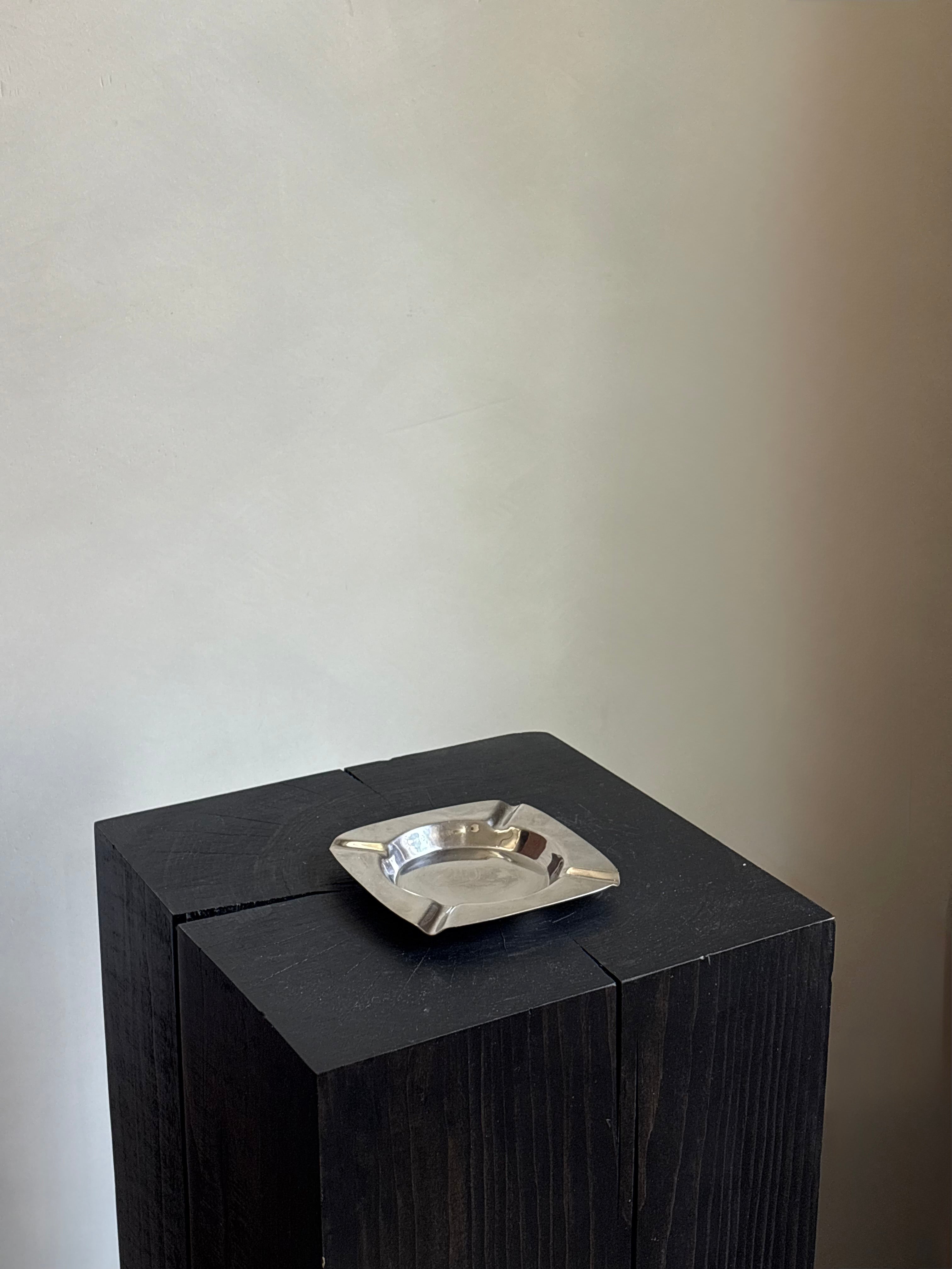 VINTAGE METAL ASHTRAY