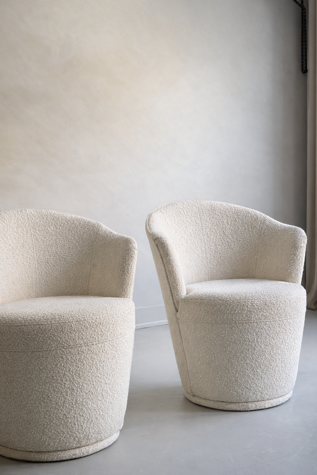 BOUCLE SWIVEL CHAIR