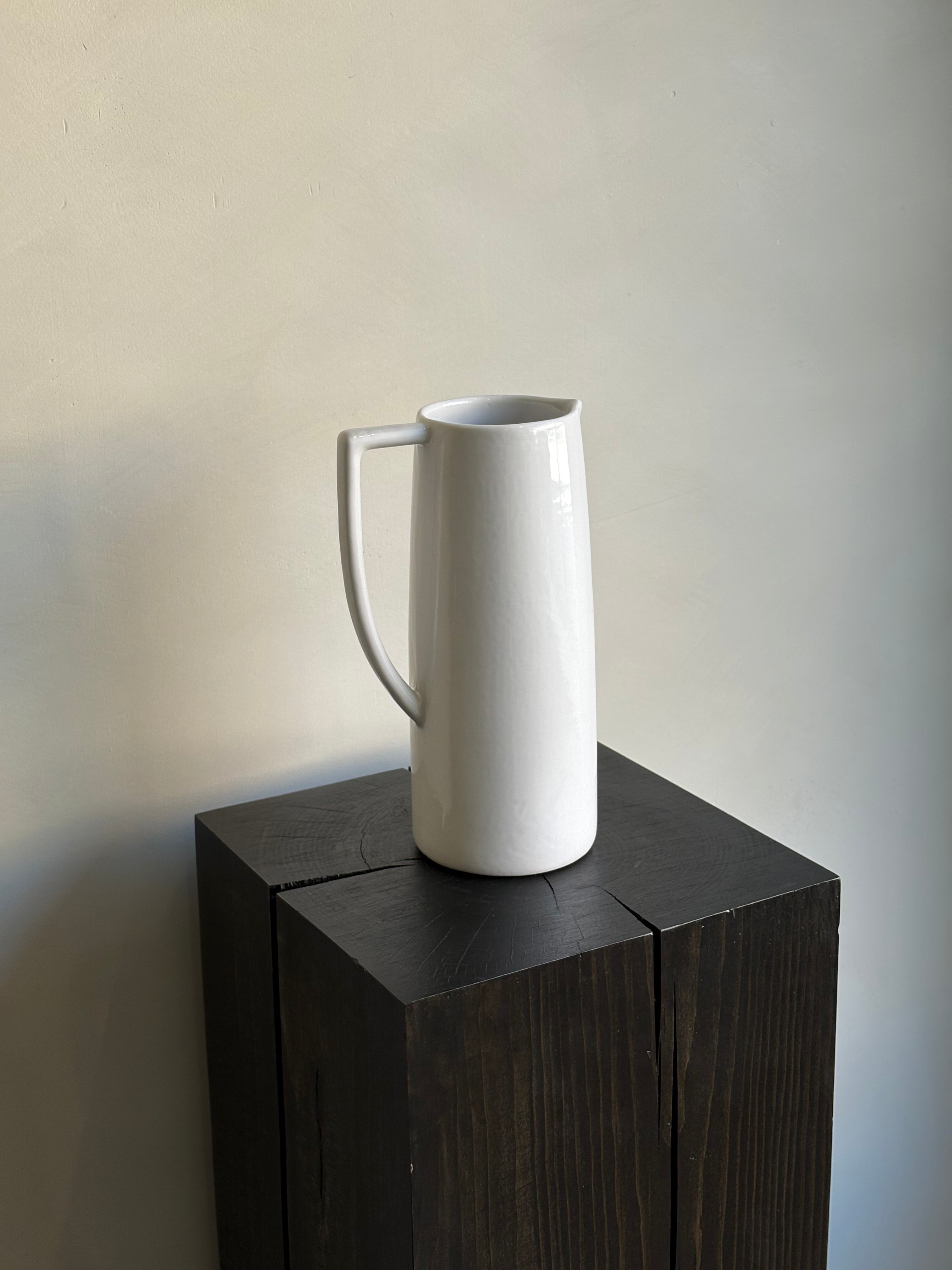 SLIM CERAMIC PITCHER