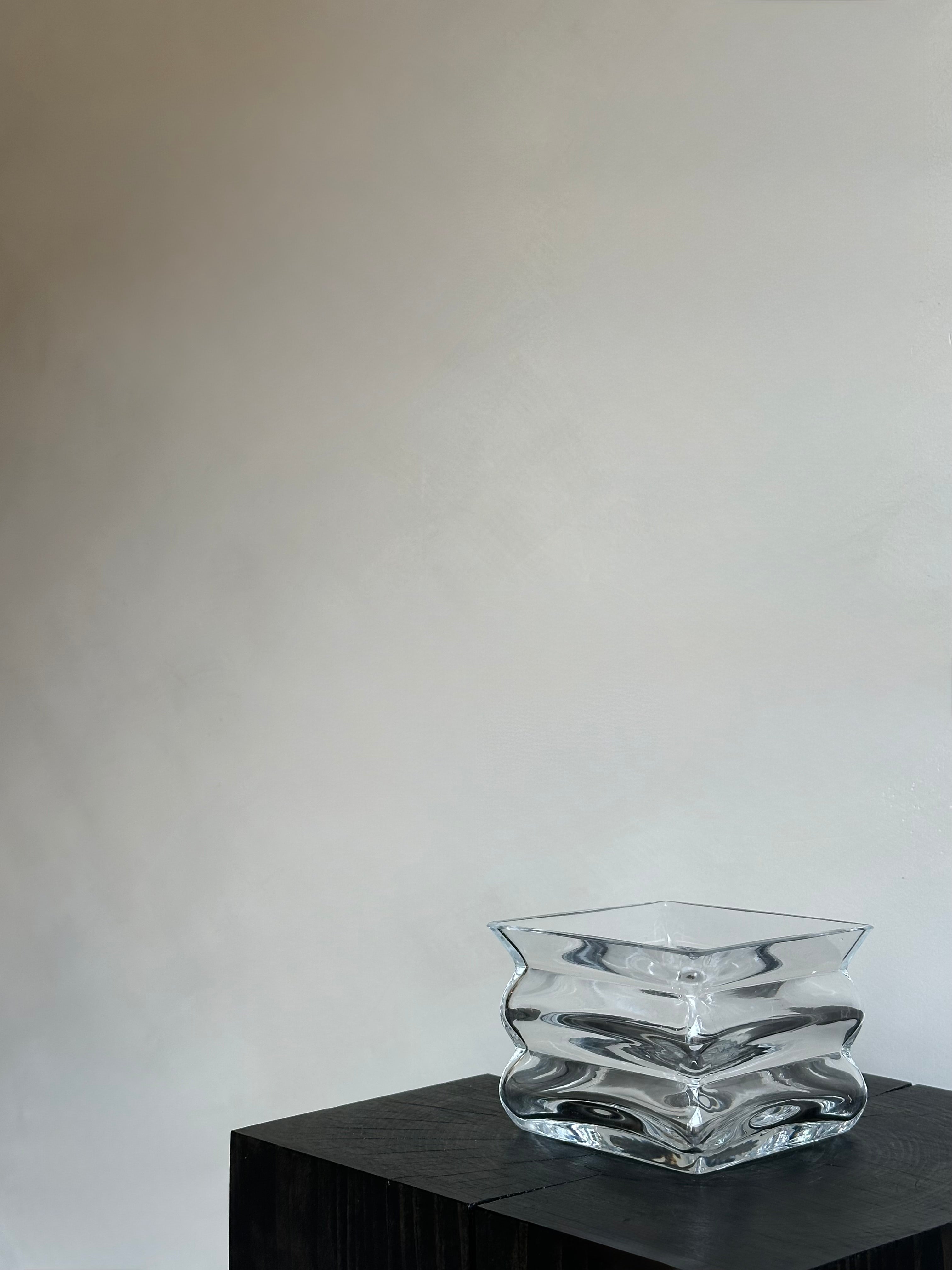 SHORT RIBBED GLASS VASE