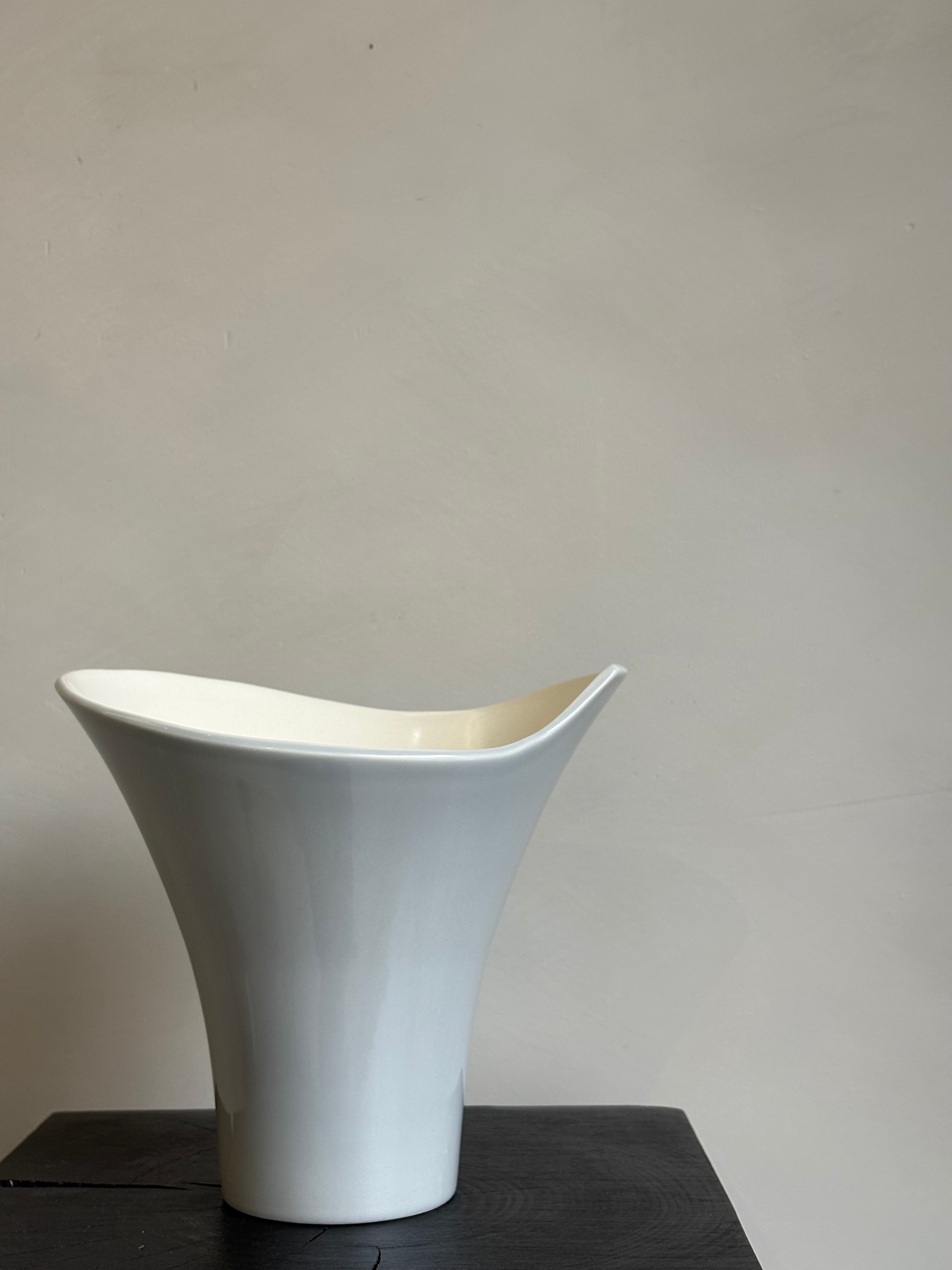 CREAM GREY WAVY VASE