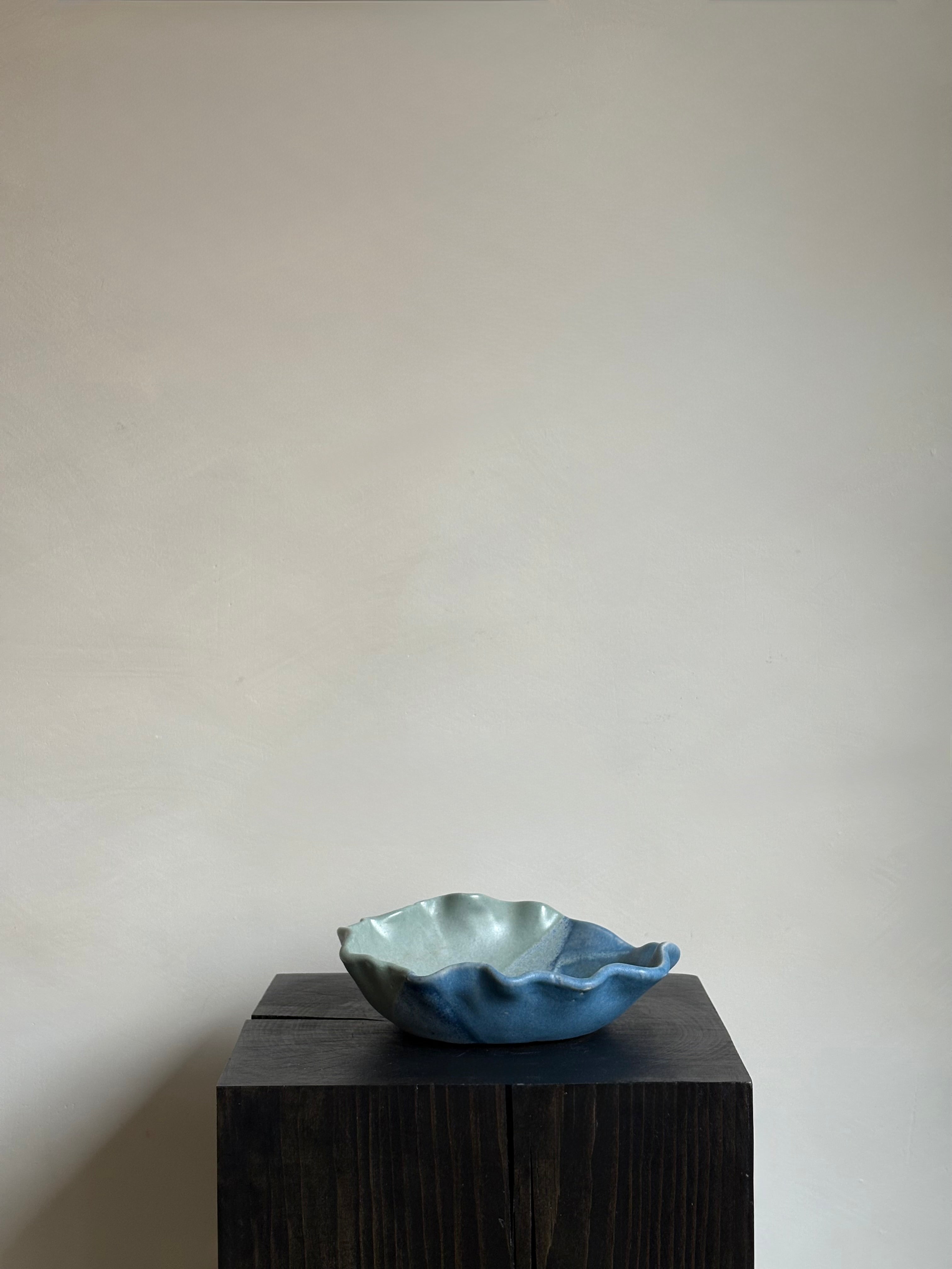 BLUE RUFFLED BOWL