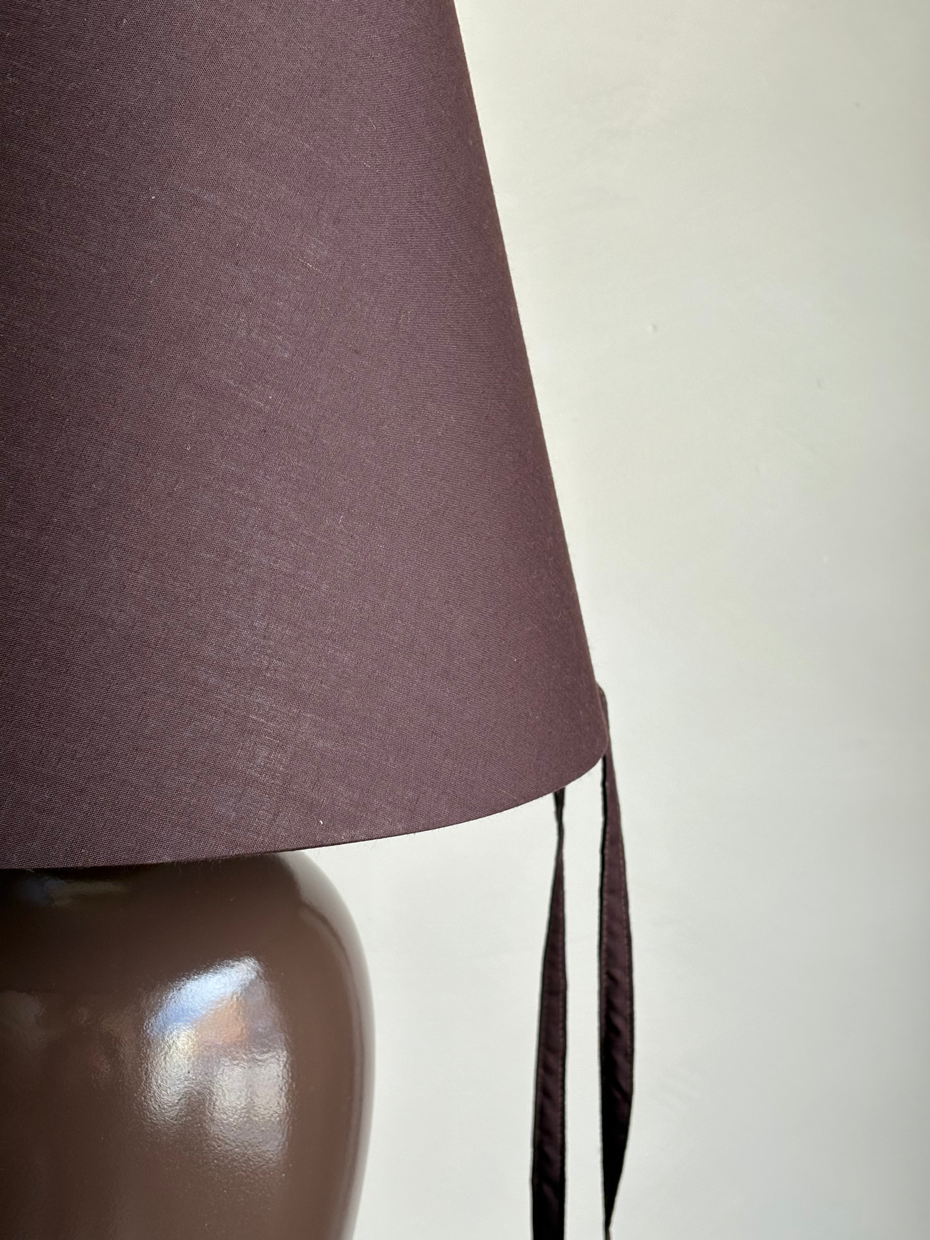 GRANDE BURGUNDY BROWN TABLE LAMP WITH TASSELS