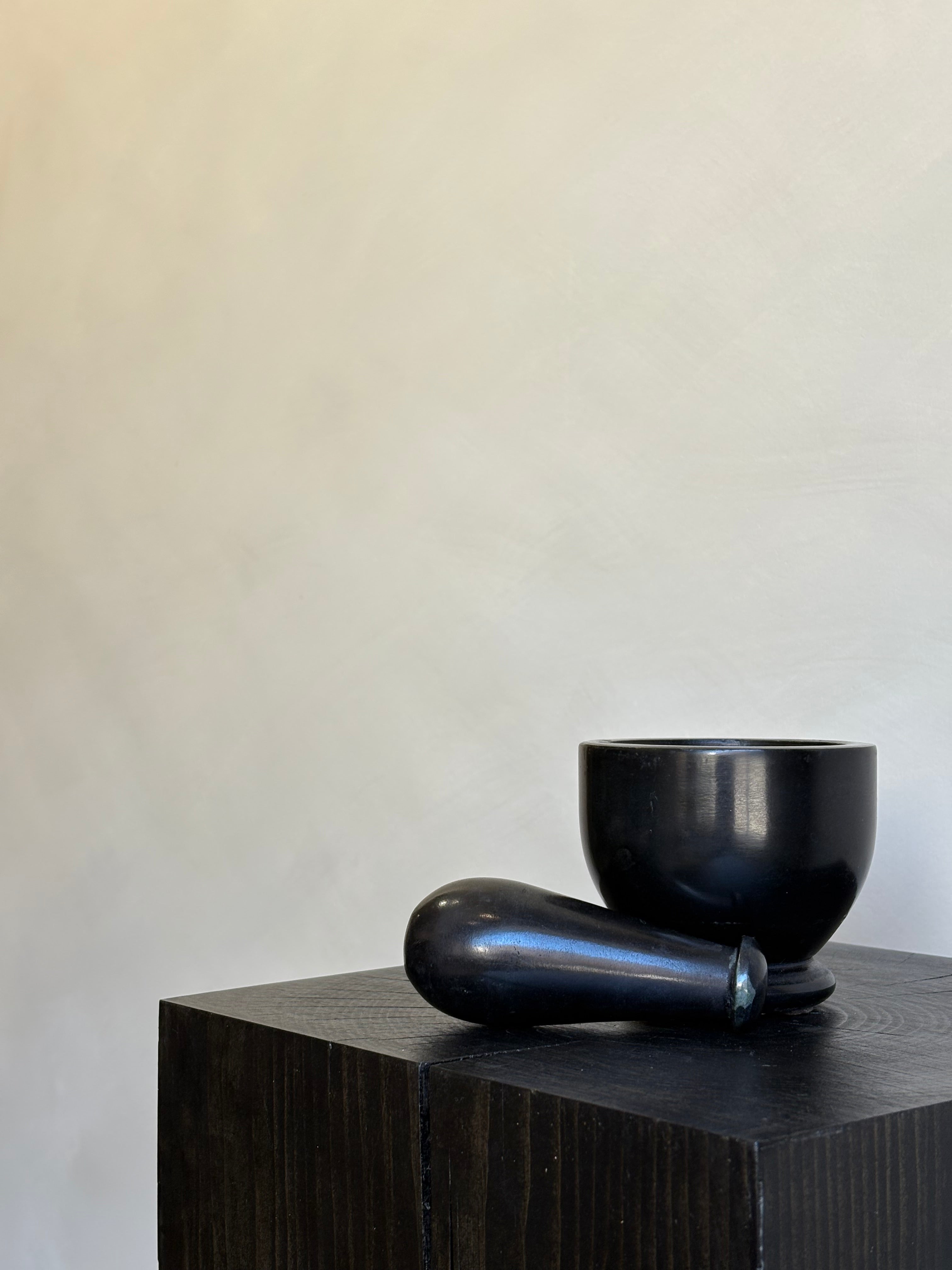 PESTLE + MORTAR STEATITE BLACK