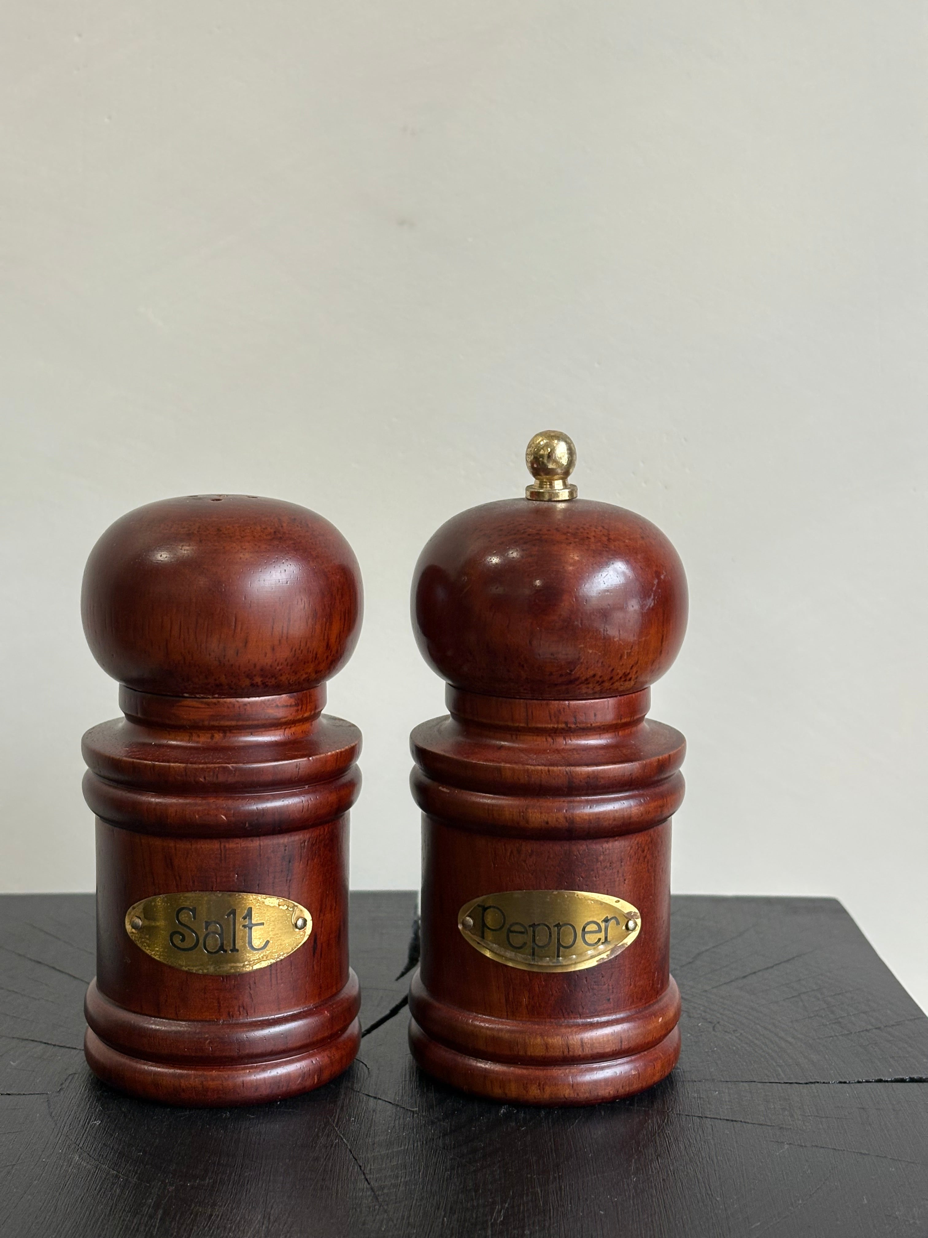 CLASSIC SALT AND PEPPER SET