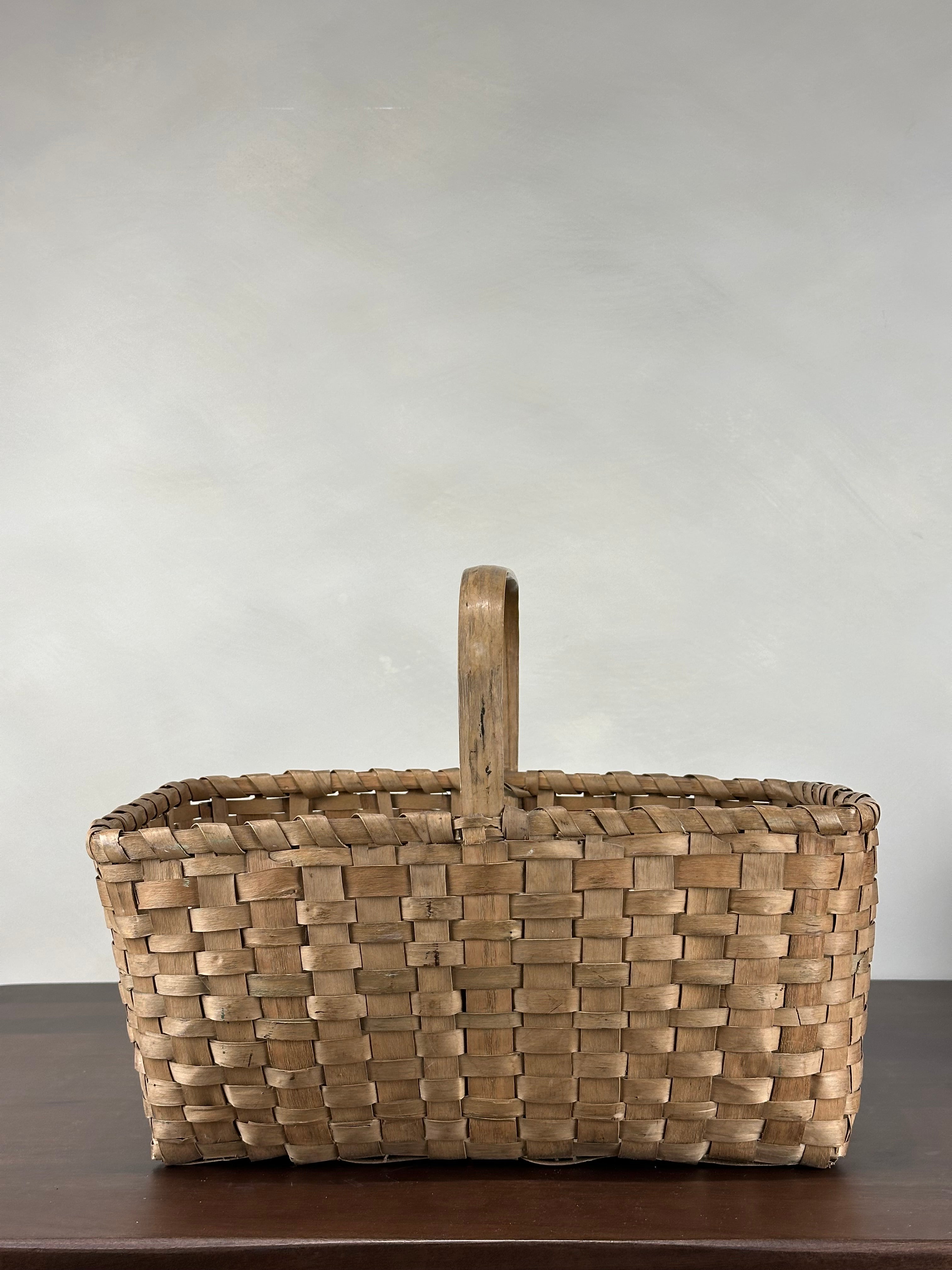 BASKET WITH HANDLE