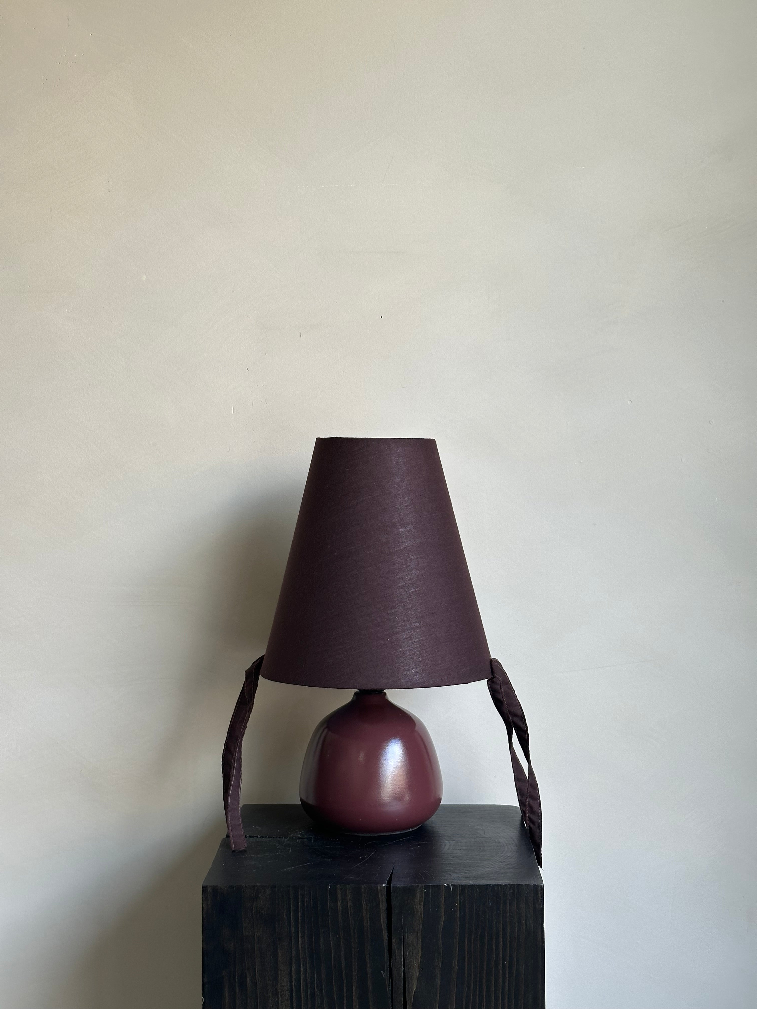 BURGUNDY TABLE LAMP WITH TASSELS
