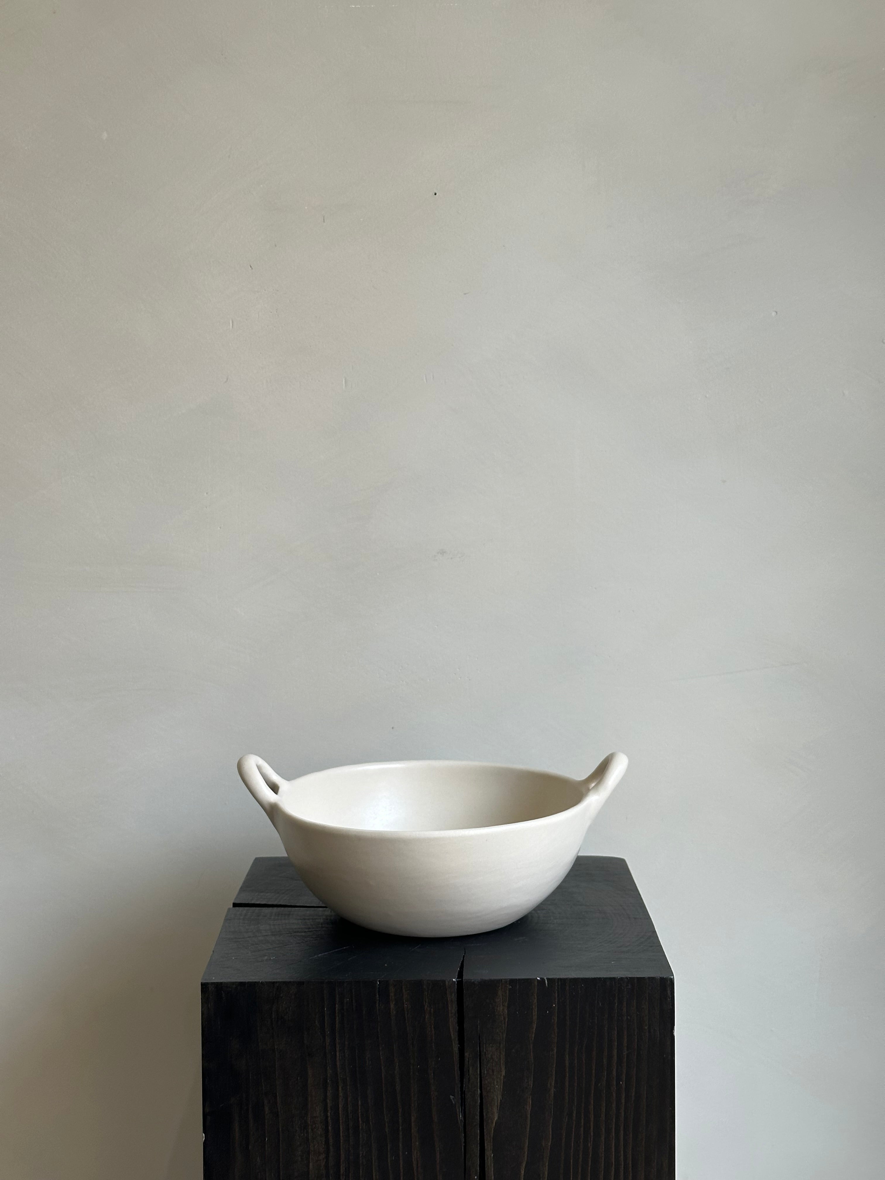 STONEWARE BOWL WITH HANDLES