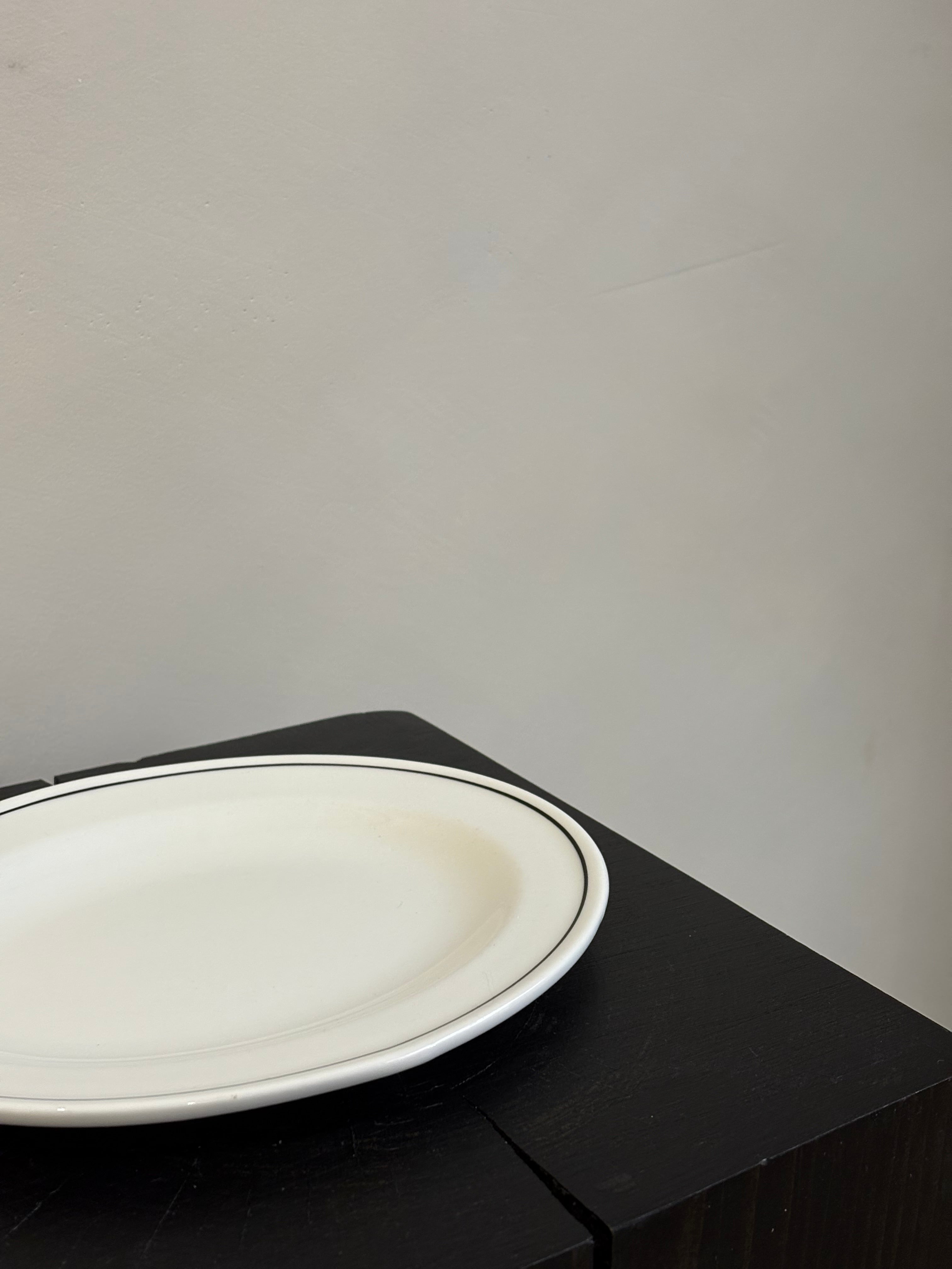 BLACK + WHITE OVAL PLATE