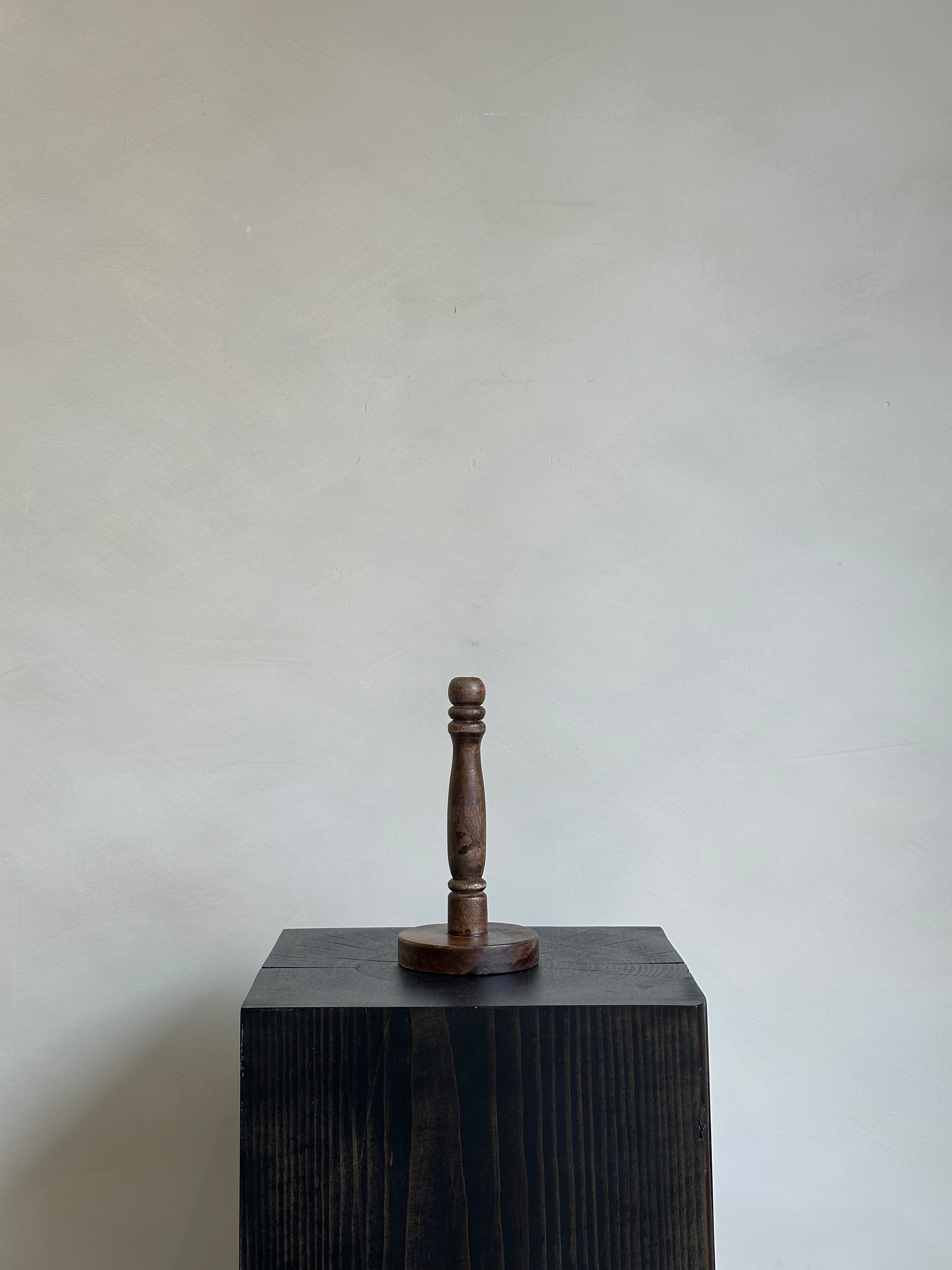 VINTAGE WOODEN SPINDLE STAND