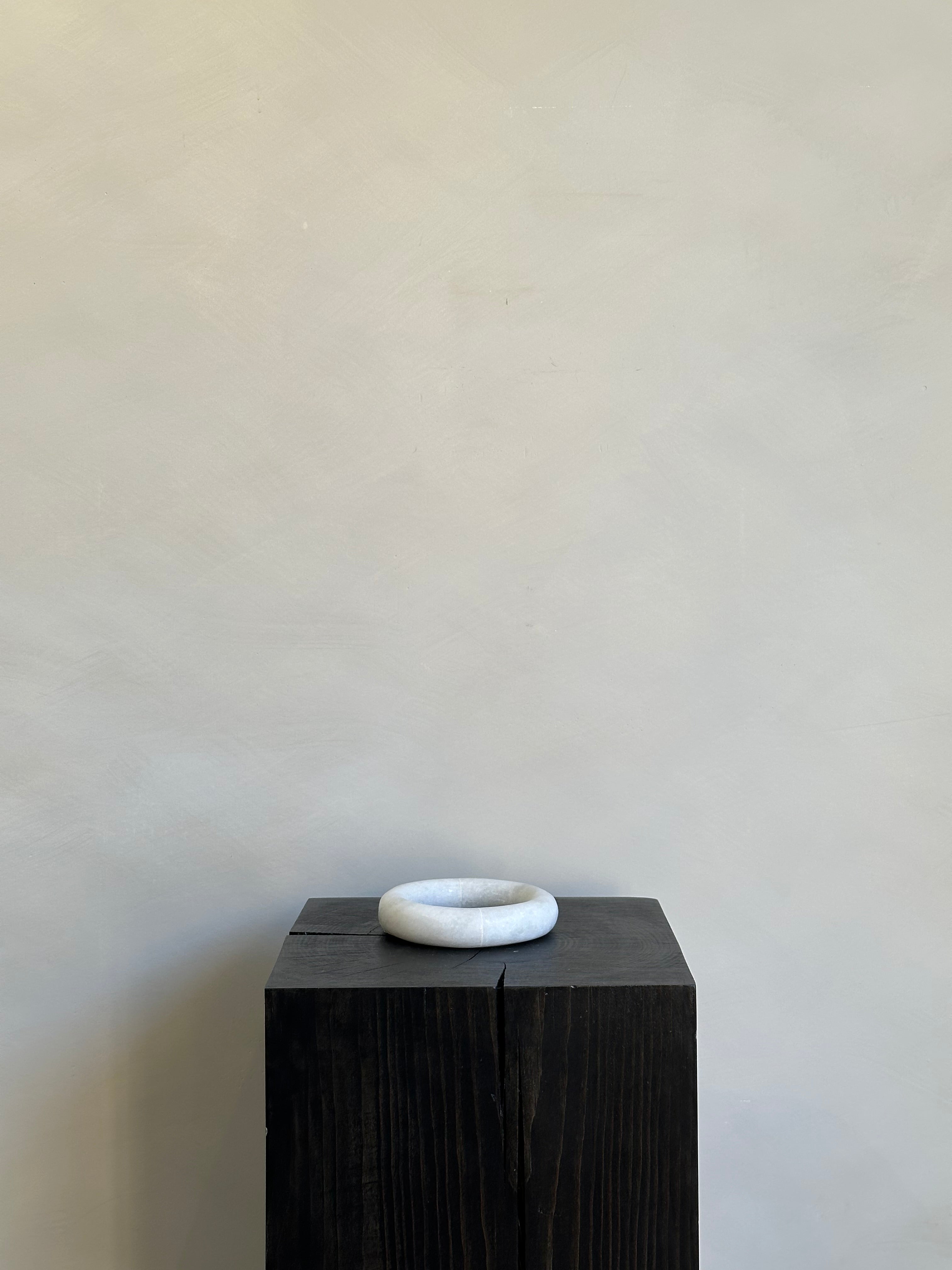 DECORATIVE WHITE MARBLE RING