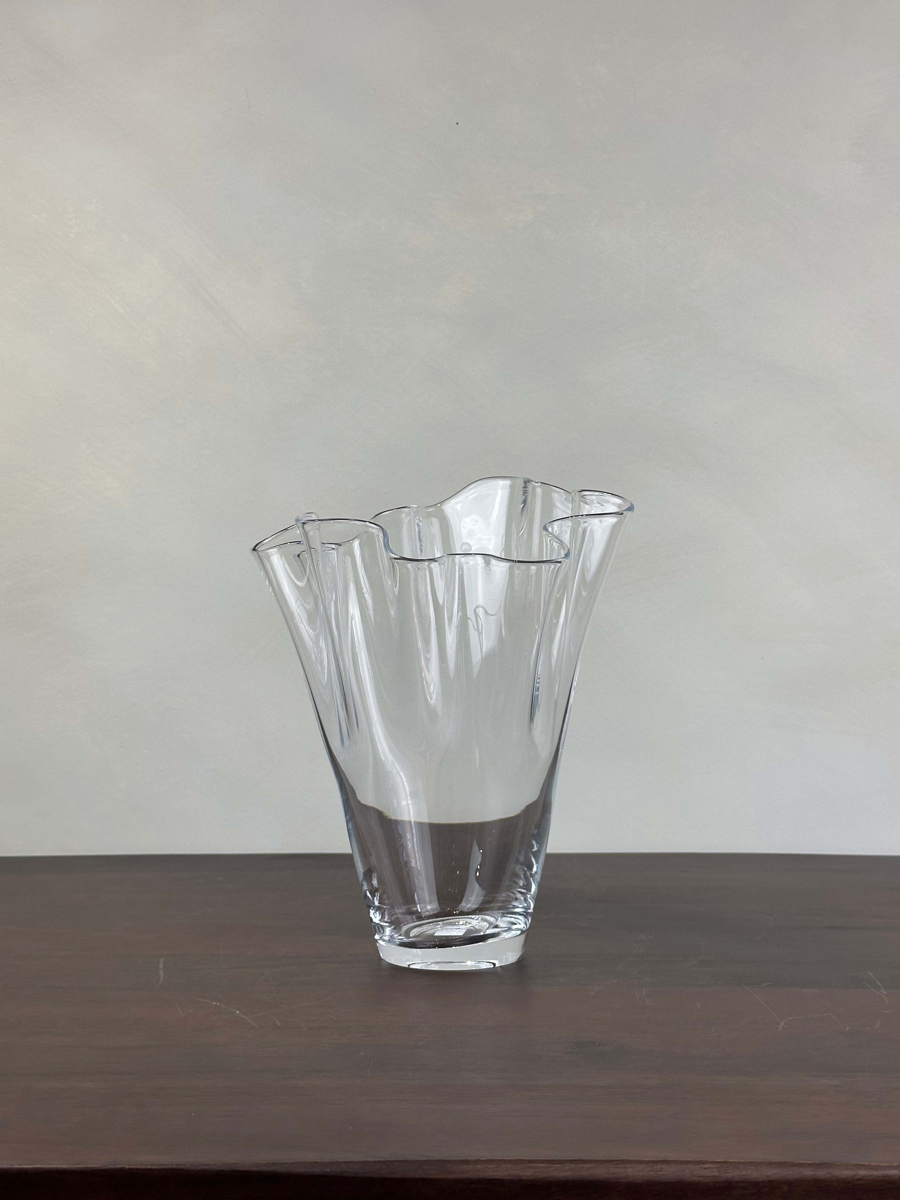 RUFFLED GLASS VASE