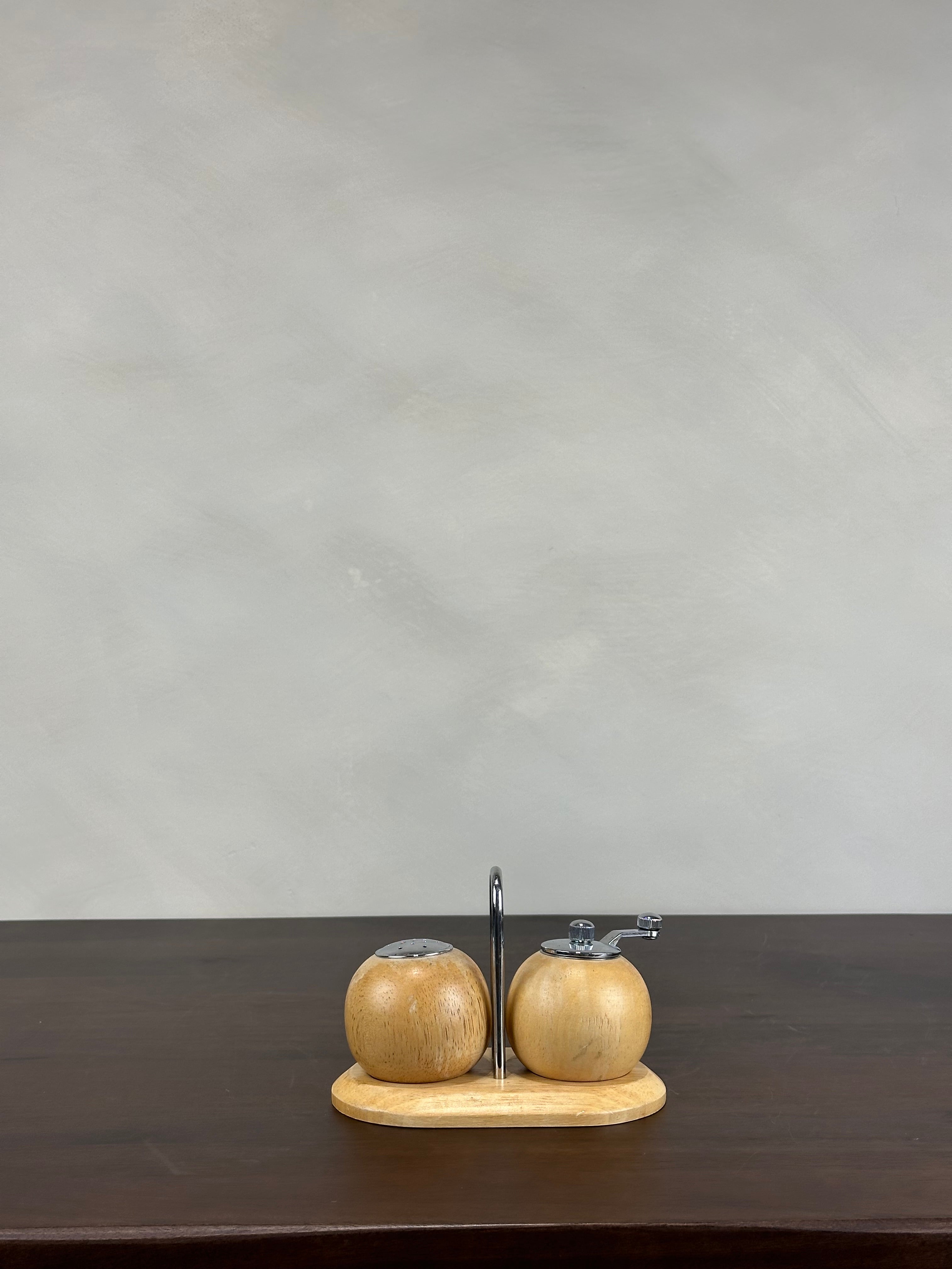 3-PIECE SHAKER SET WITH STAND