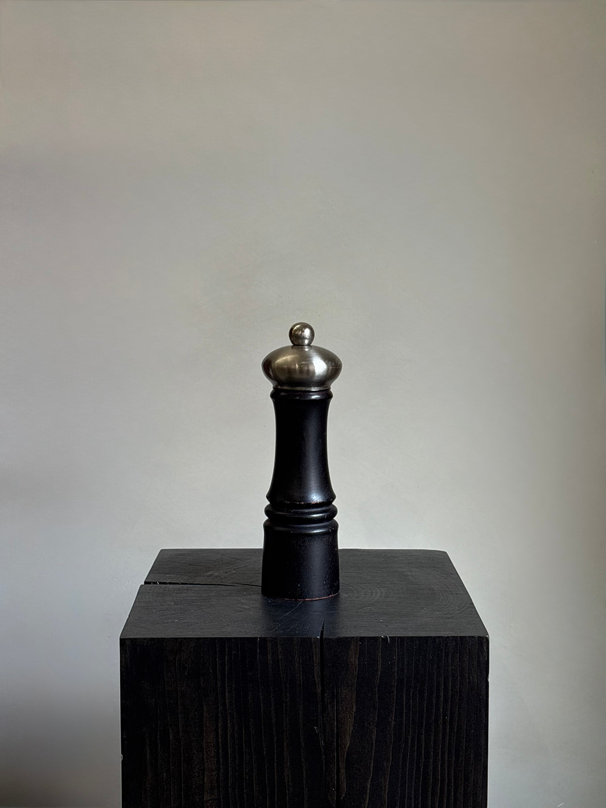 BLACK WOODEN PEPPER GRINDER