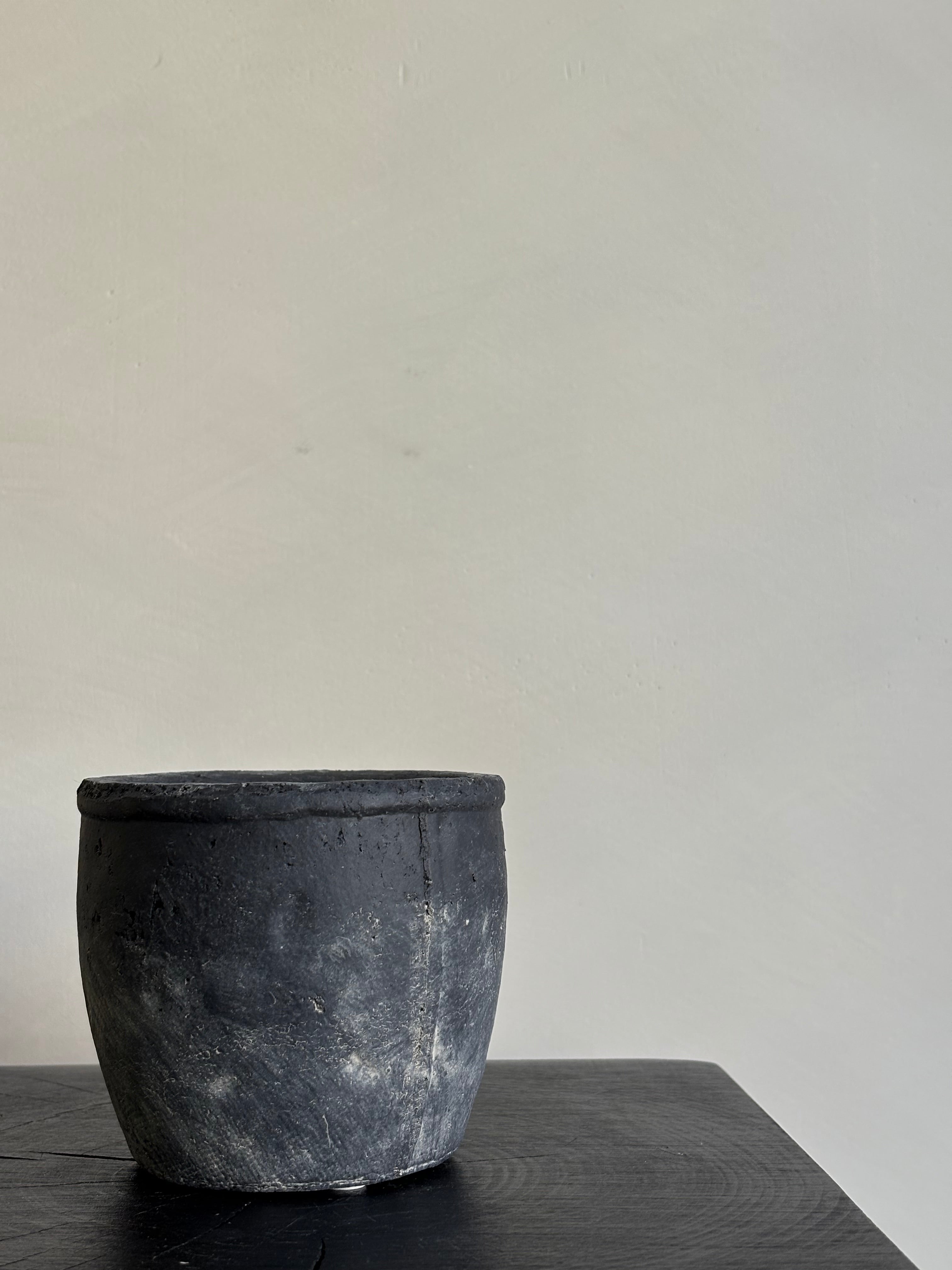 DISTRESSED PLANTER POTS