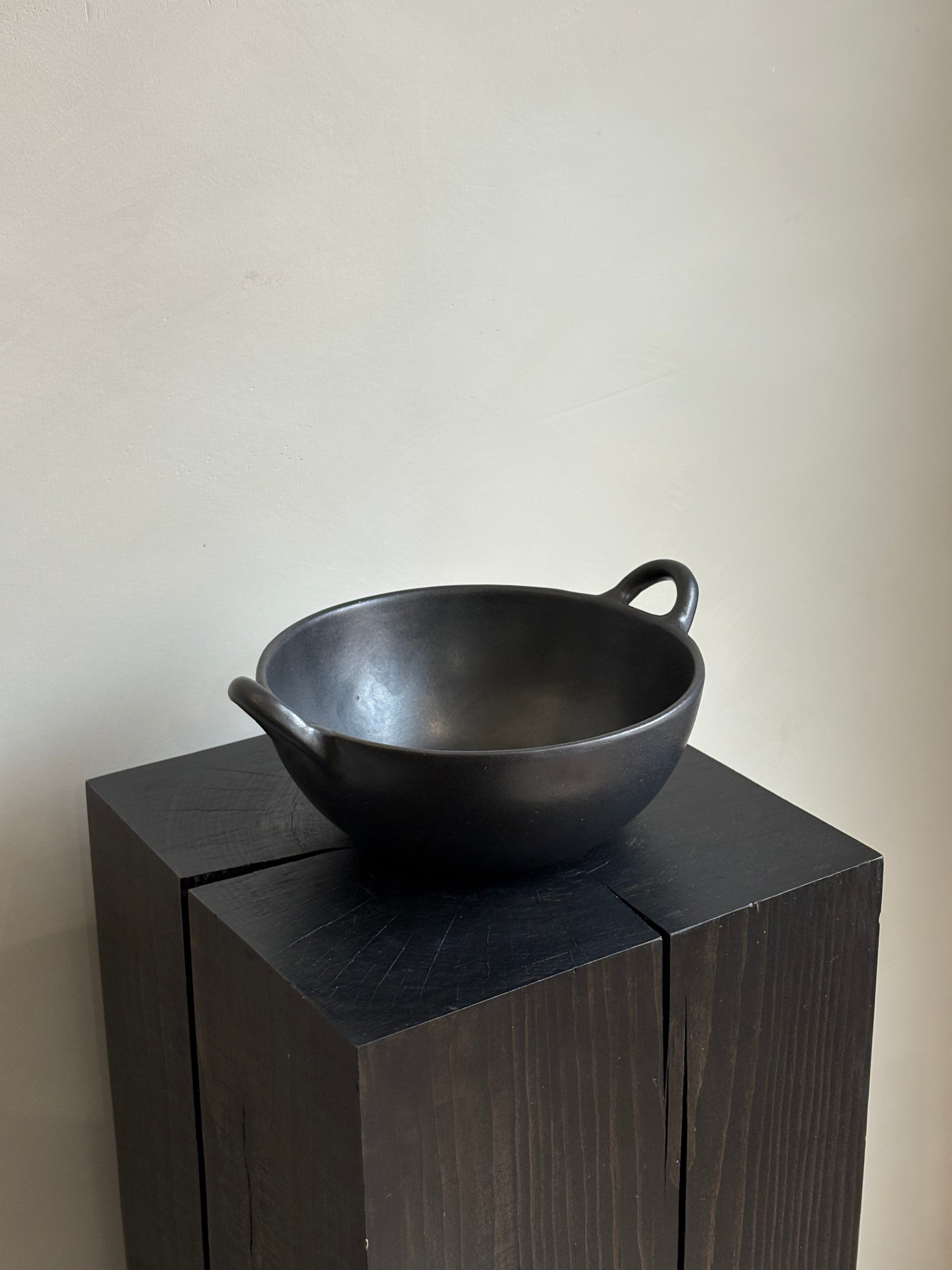 STONEWARE BOWL WITH HANDLES