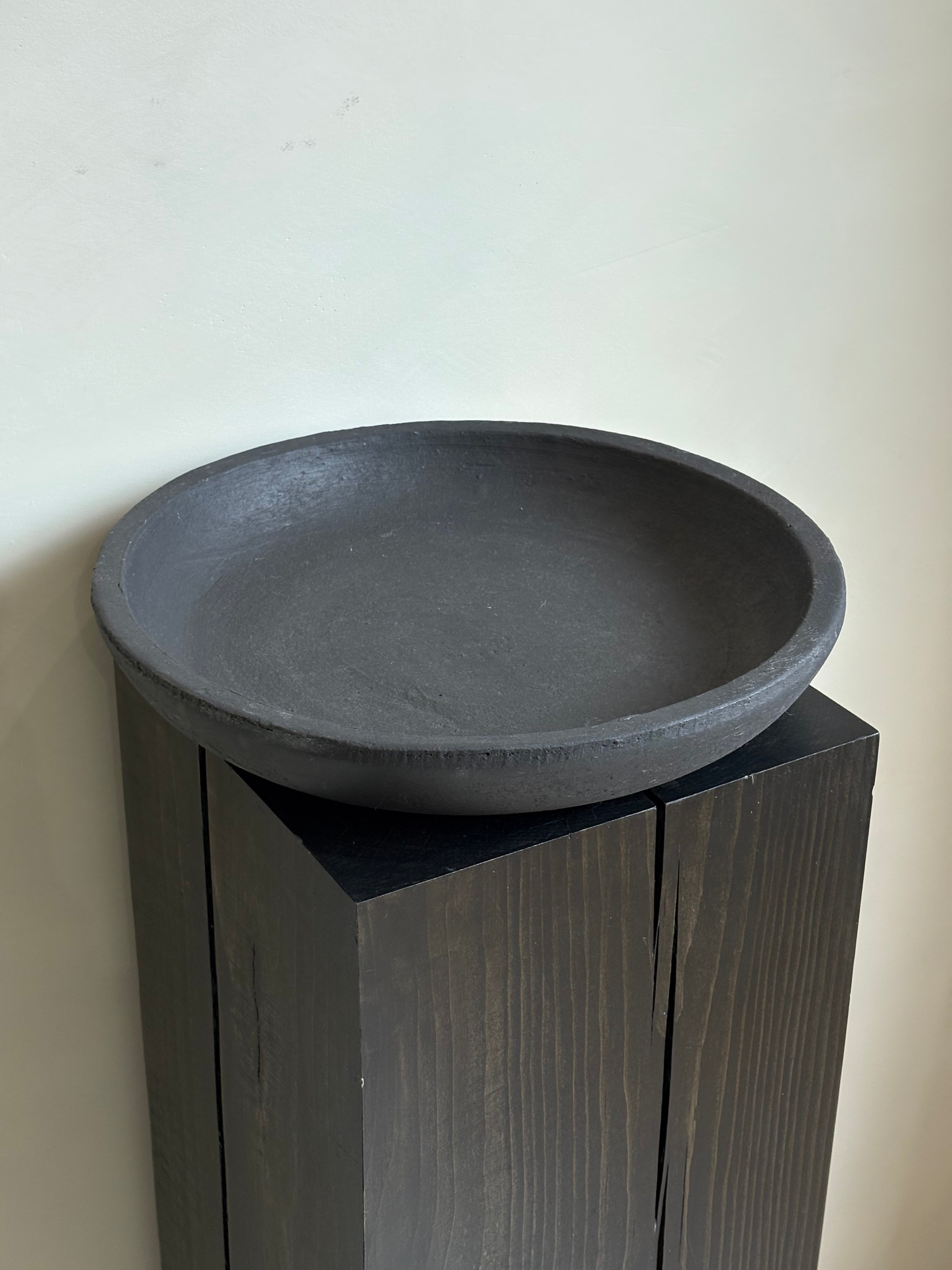 LARGE BLACK SHALLOW BOWL