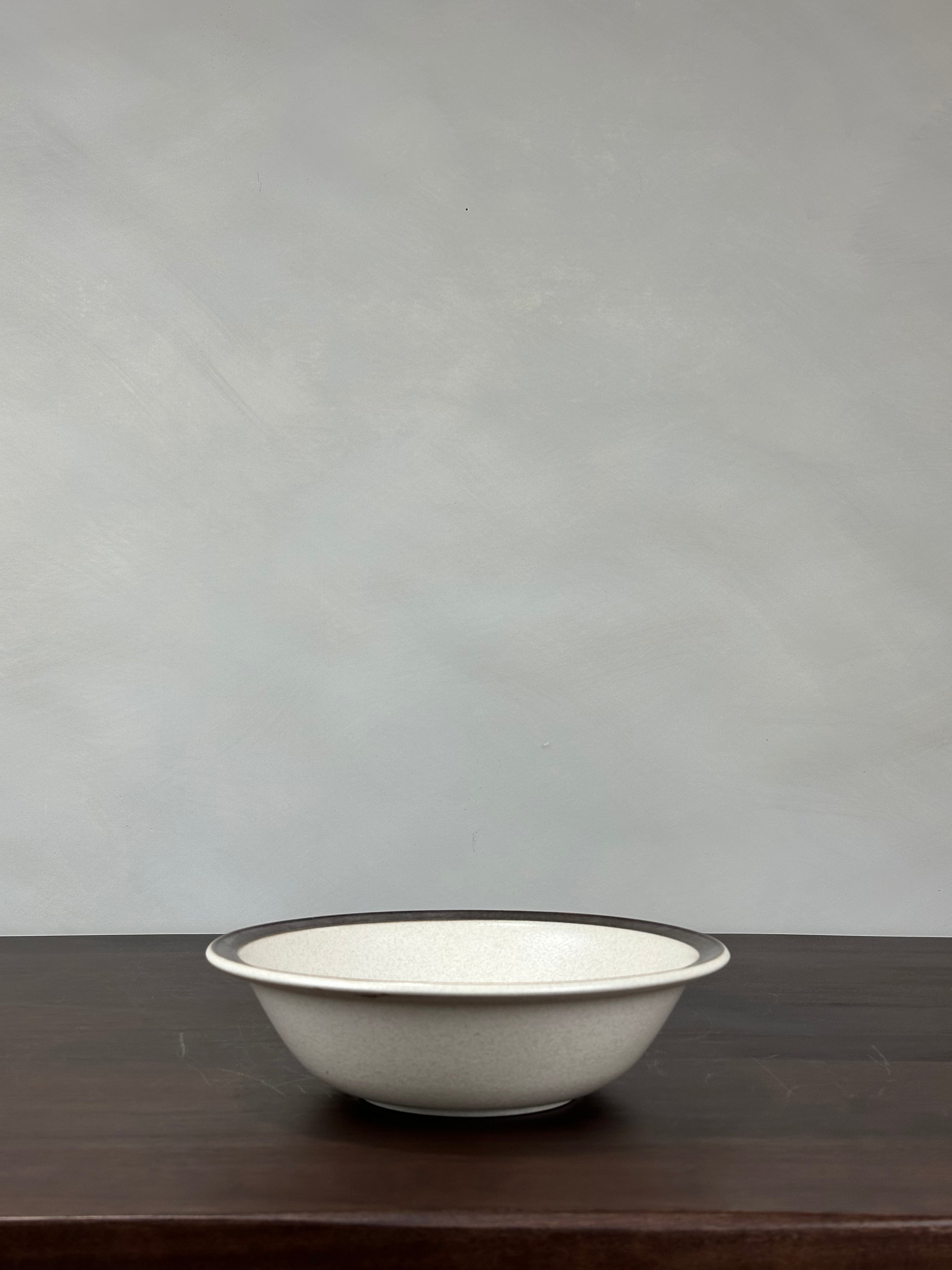 BROWN RIMMED BOWL