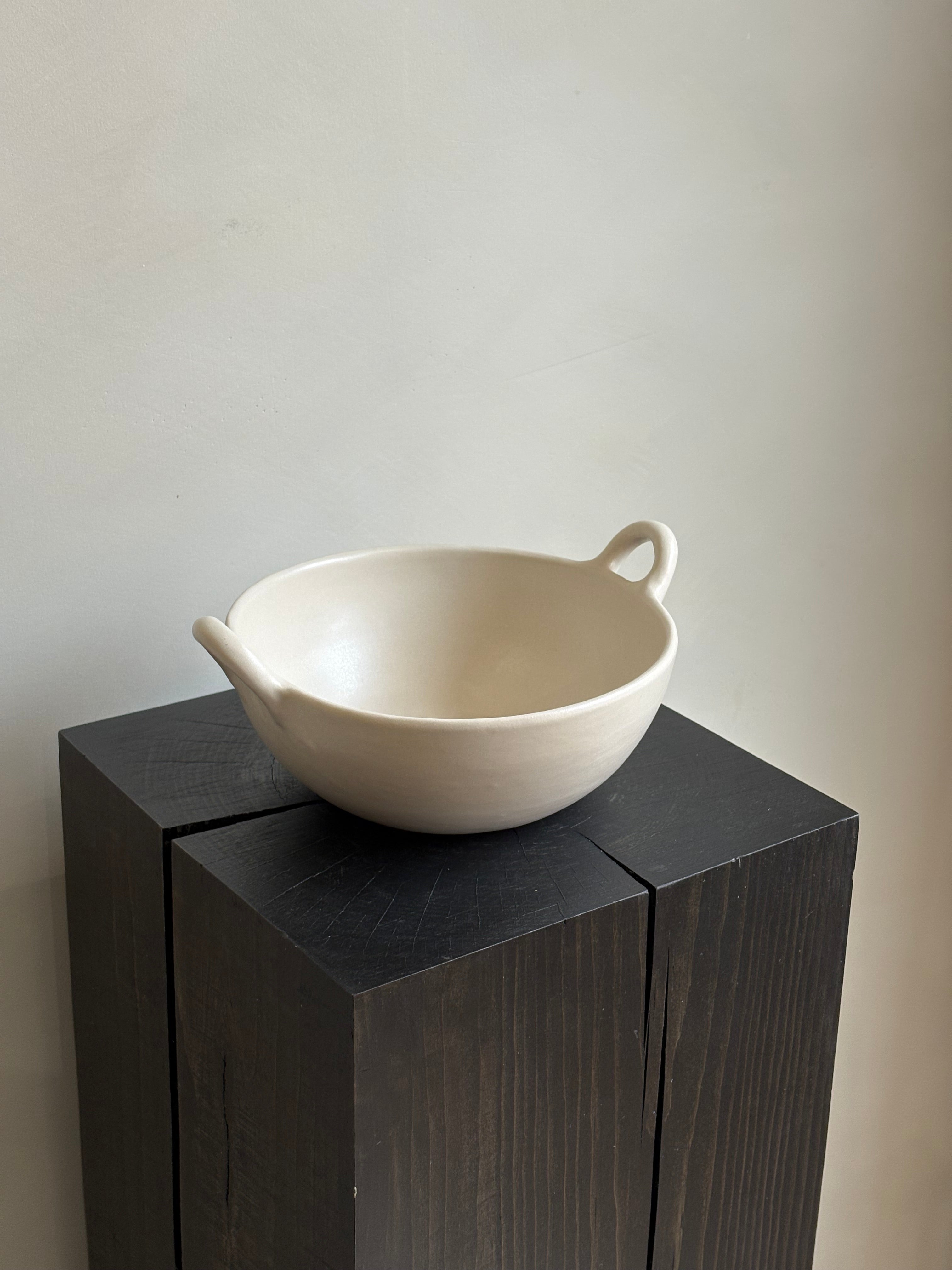 STONEWARE BOWL WITH HANDLES