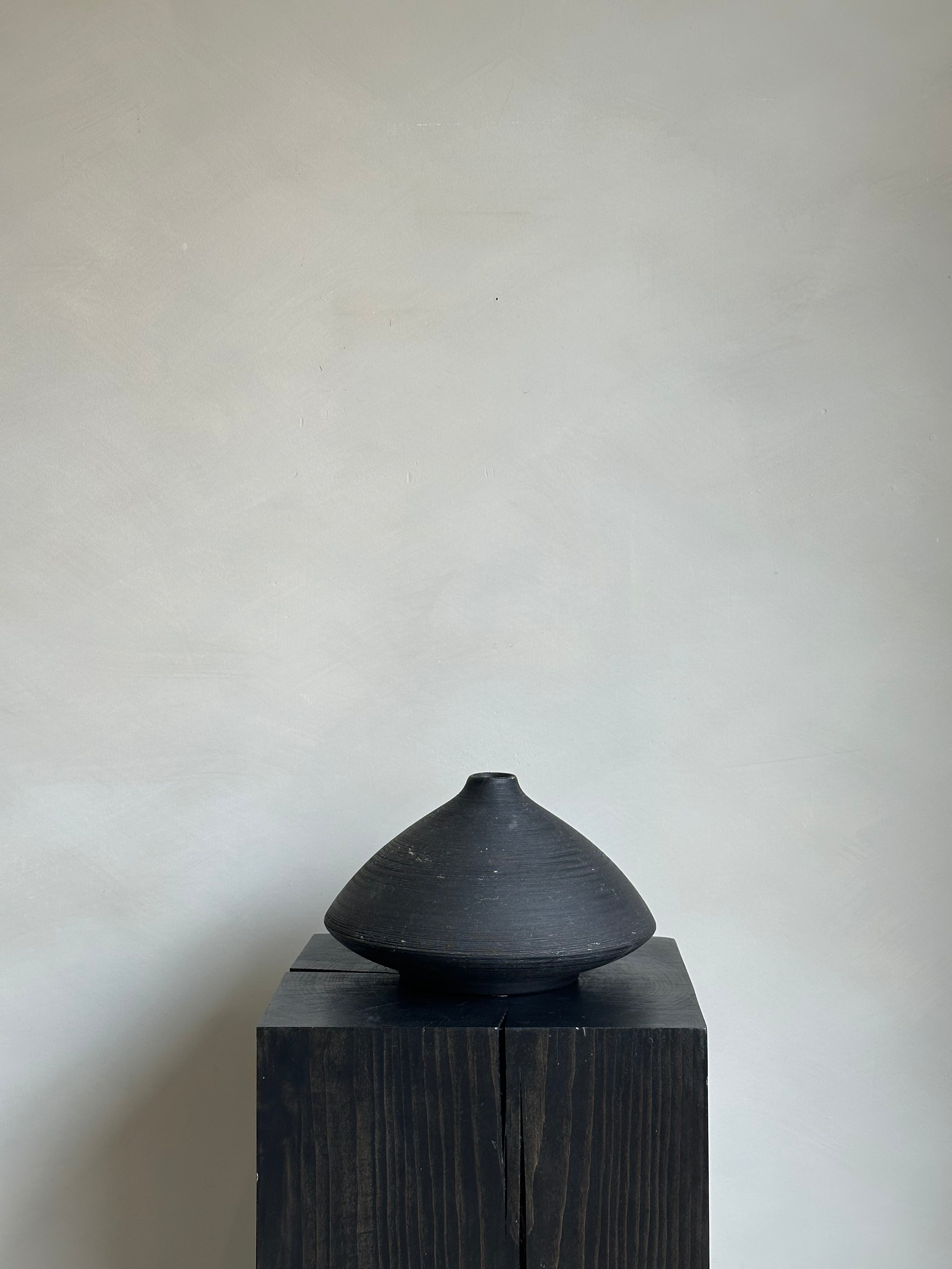 BLACK PYRAMID VASE