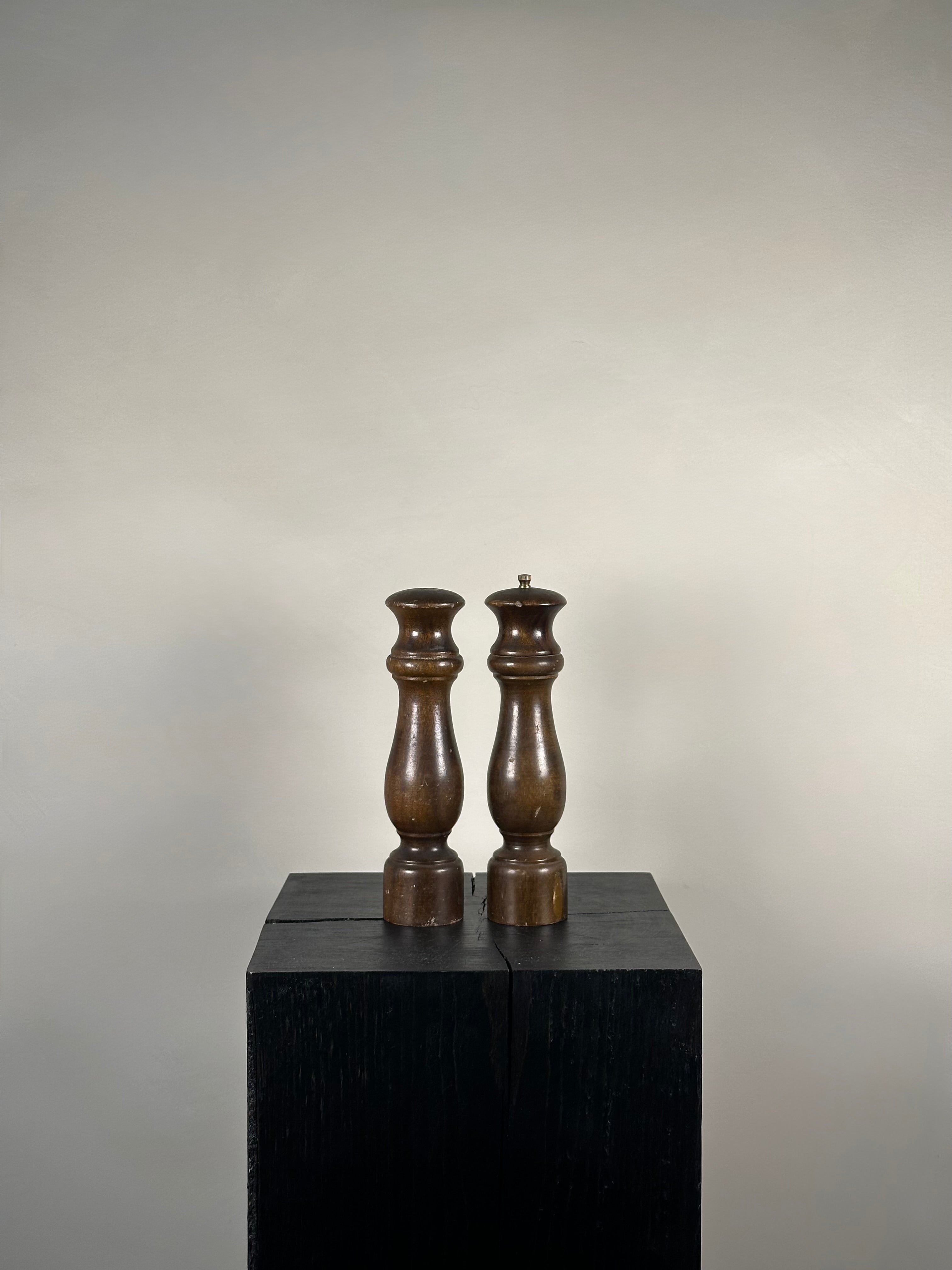CLASSIC WOODEN SALT AND PEPPER SHAKER SET