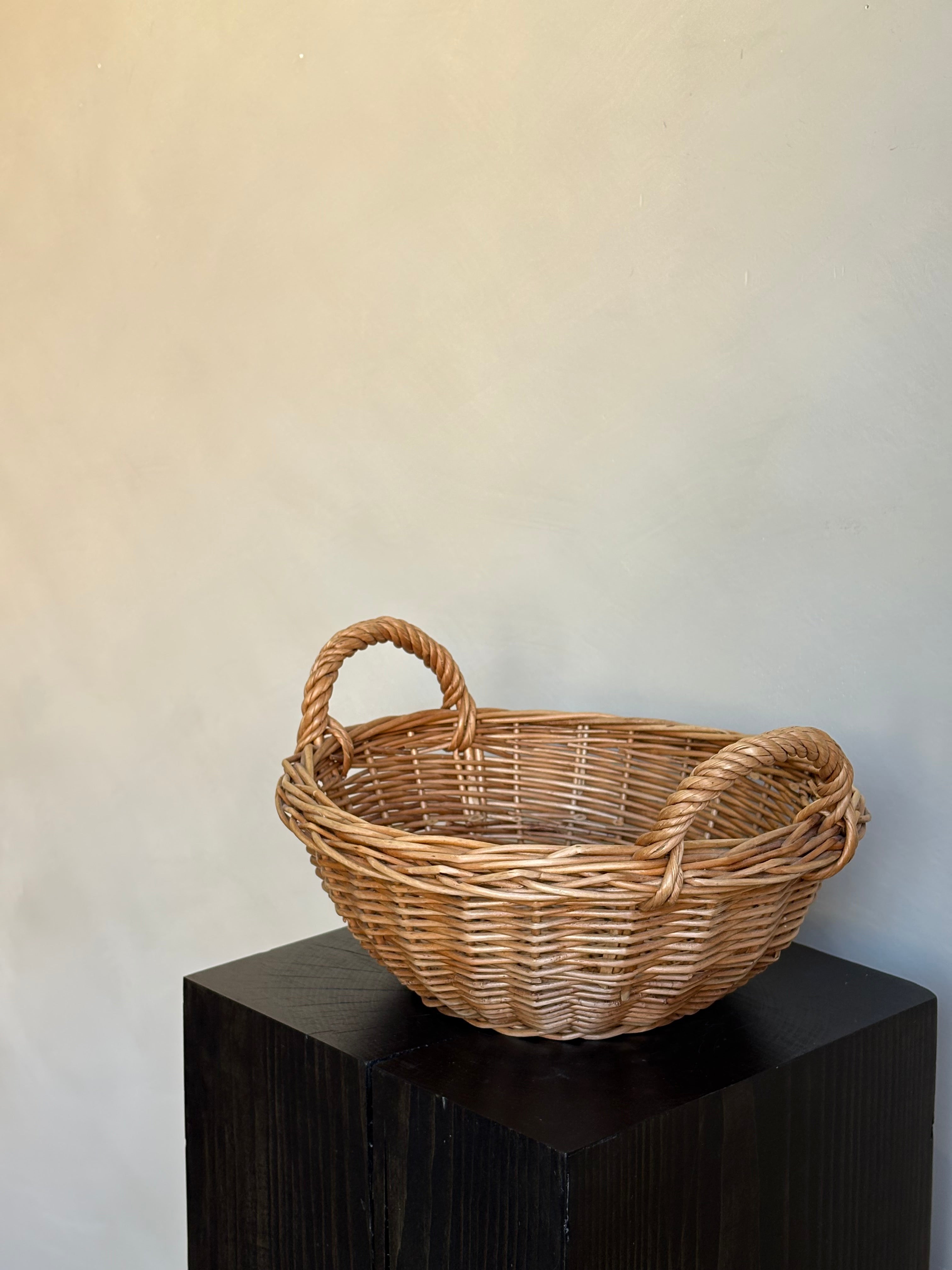 SMALL CIRCLE BASKET WITH HANDLES