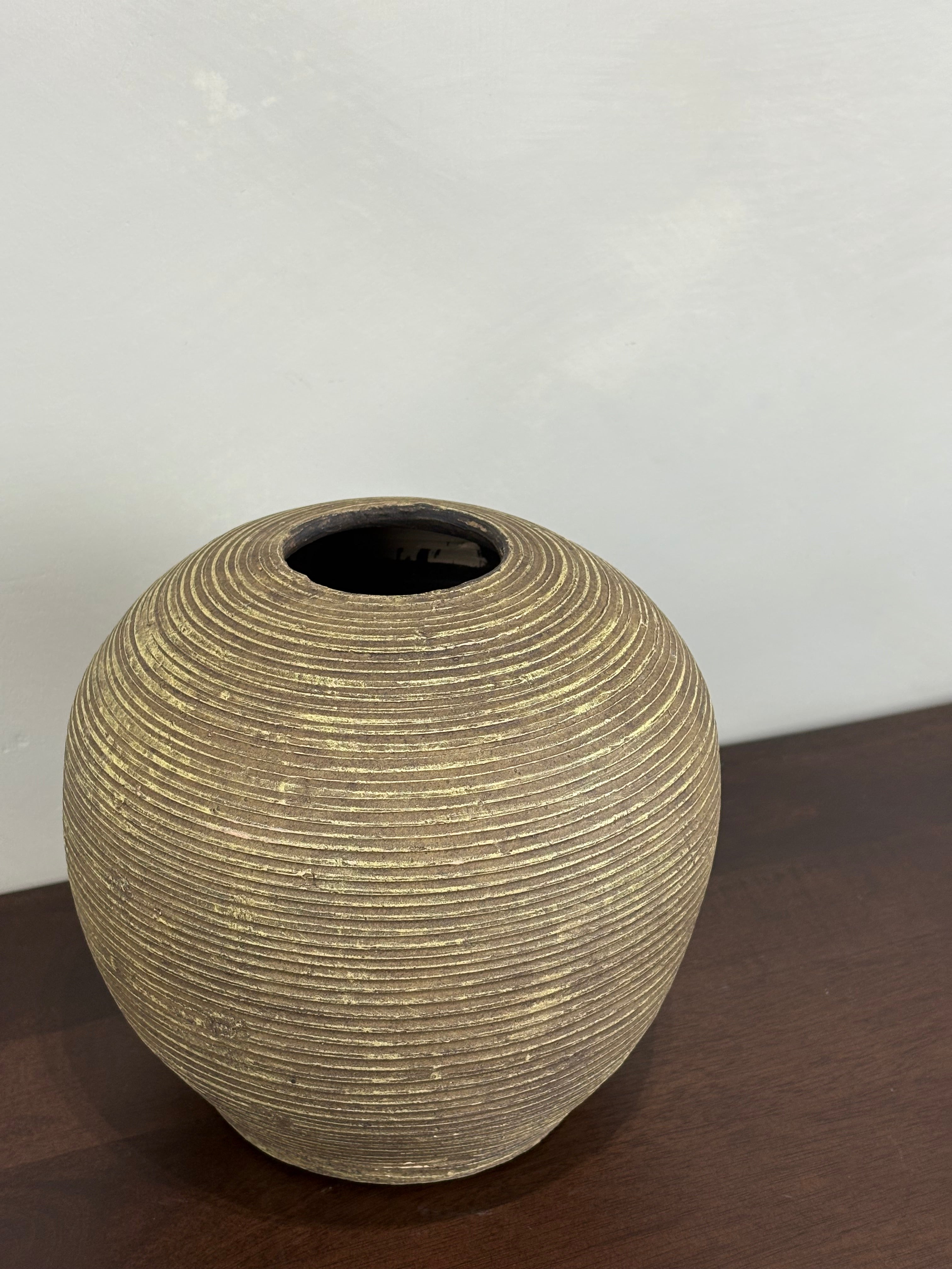 TEXTURED CERAMIC ROUND VASE