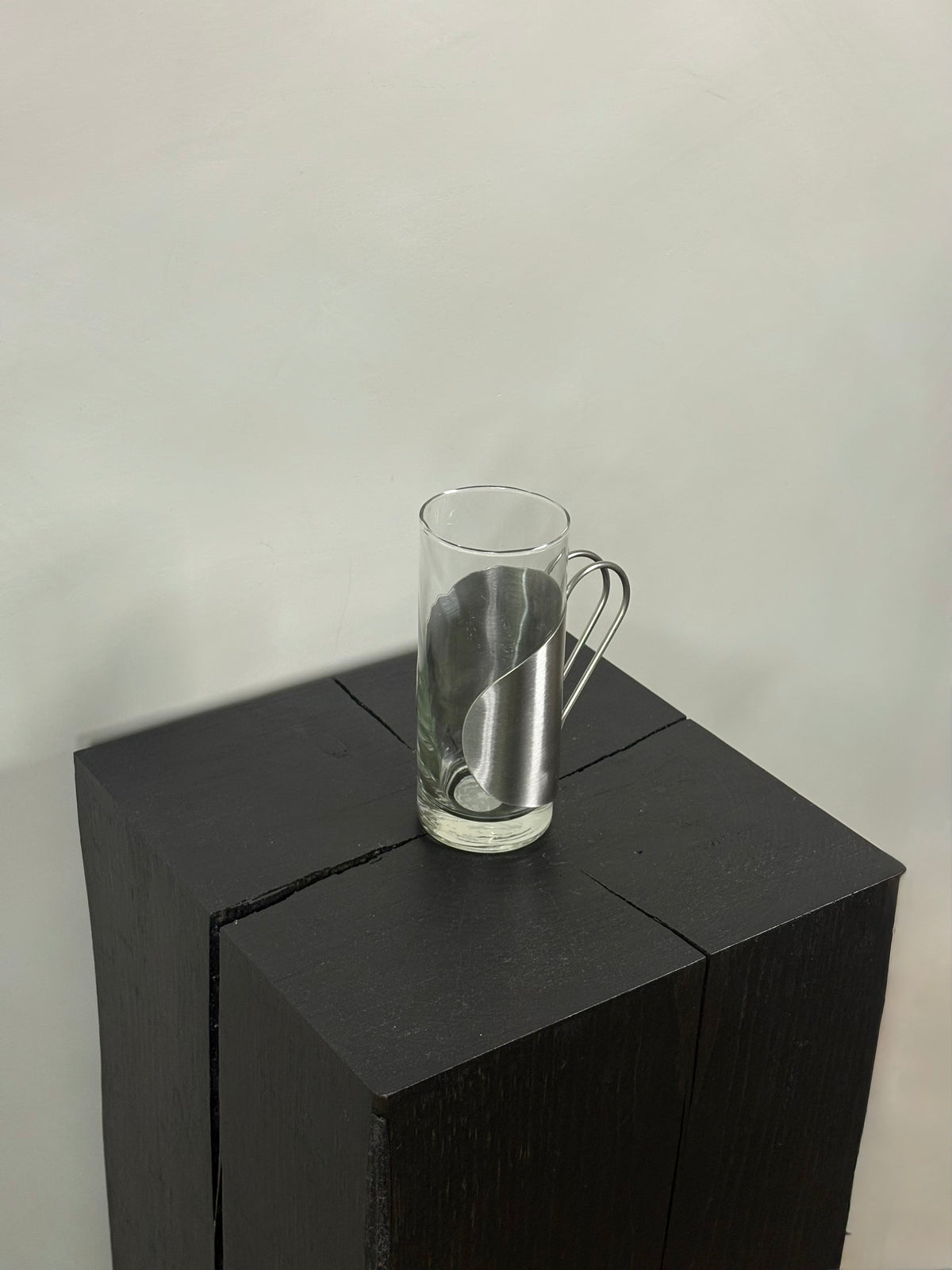 TALL GLASS MUG WITH SLIVER SLEEVE