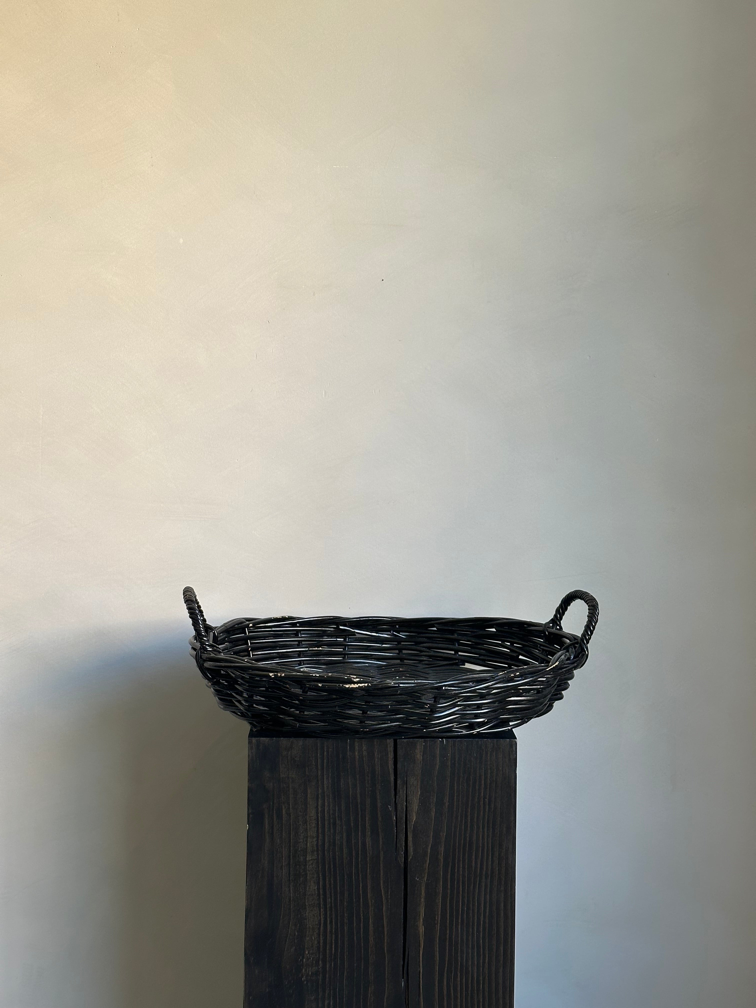 BLACK OVAL BASKET