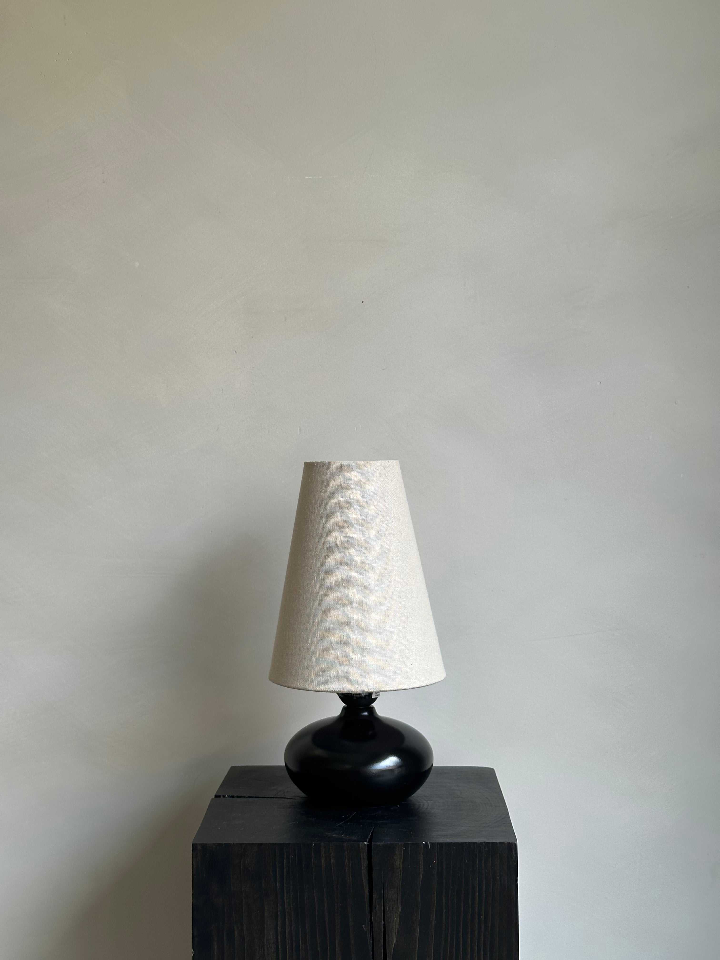 LINEN SMALL TABLE LAMP | NATURAL + LACQUERED BLACK