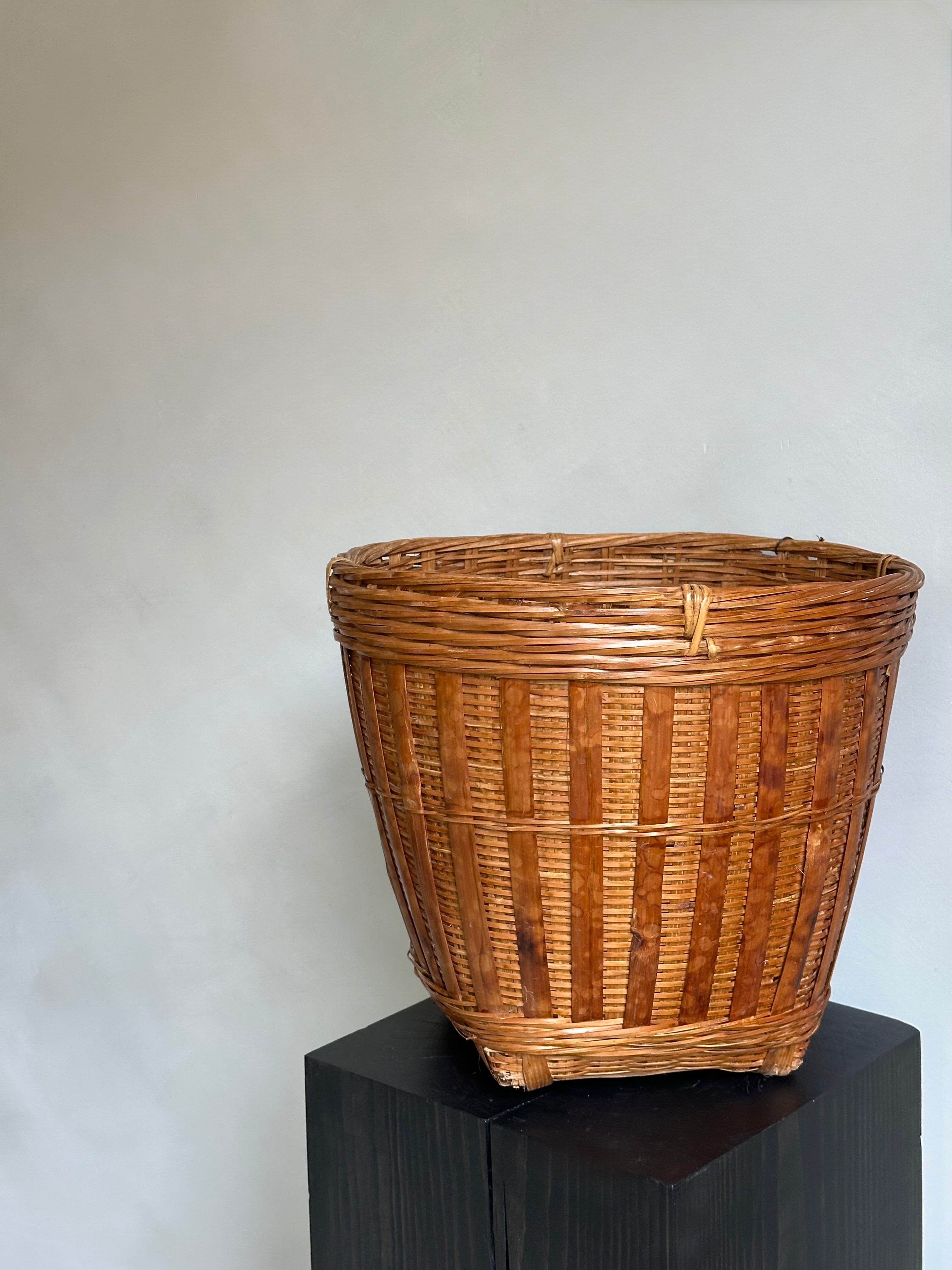 ROUND BASKET