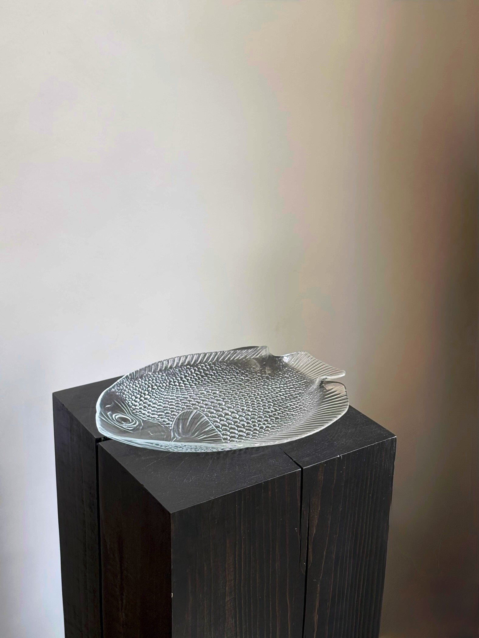 VINTAGE TEXTURED GLASS FISH PLATE