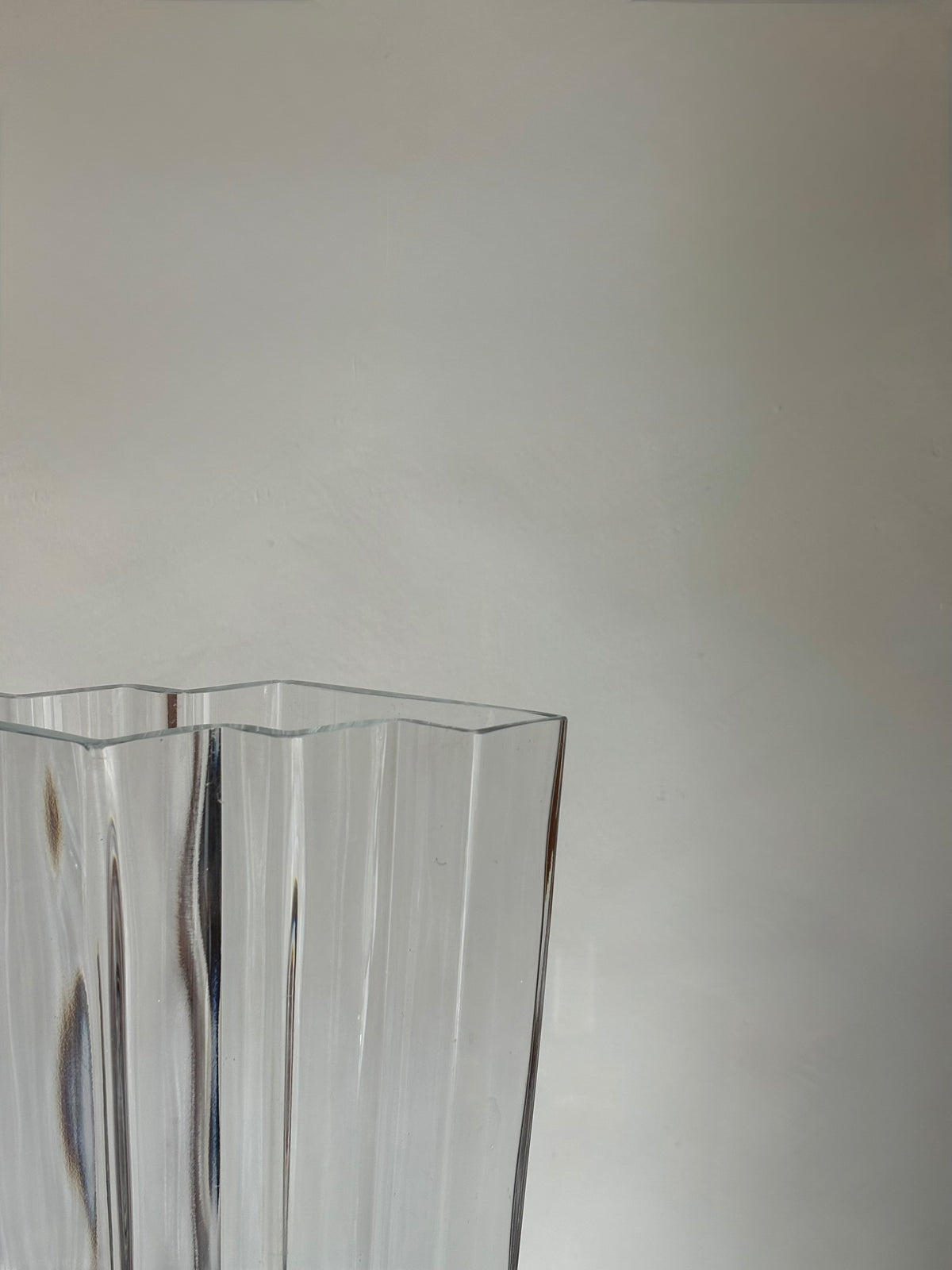 GEOMETRIC FLUTED GLASS VASE