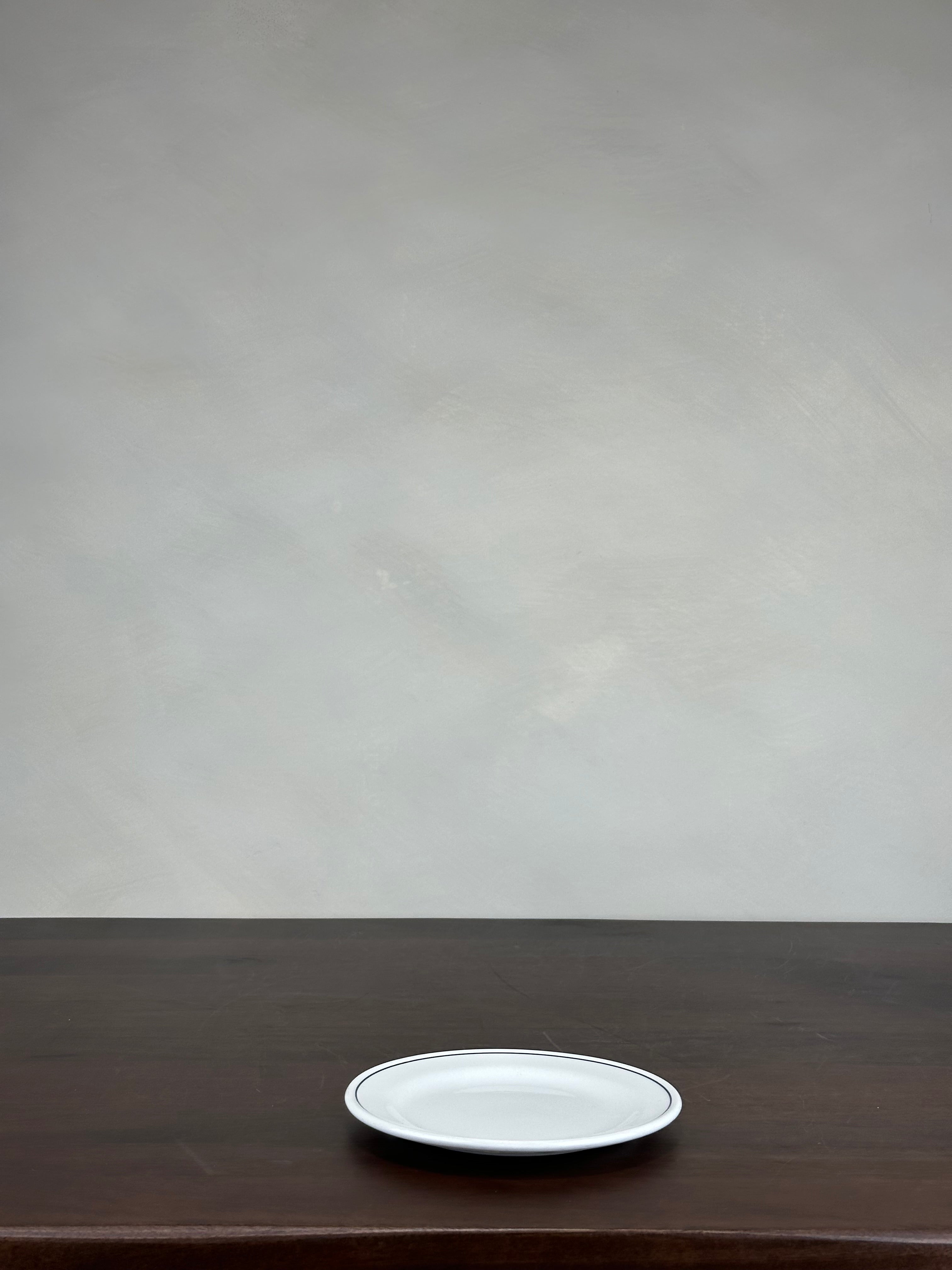 SMALL BLACK RIMMED PLATE