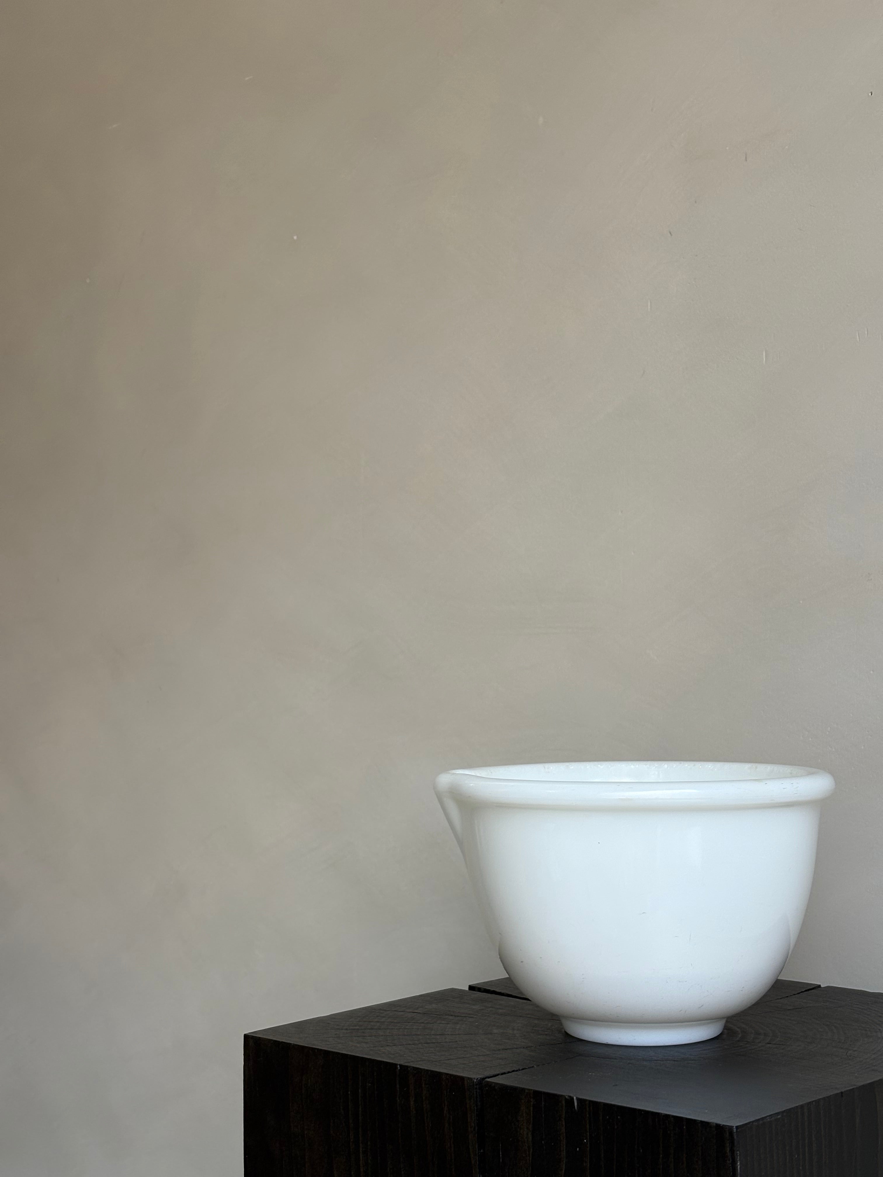 WHITE MIXING BOWL