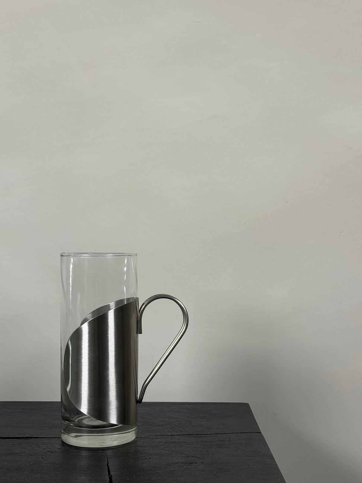 TALL GLASS MUG WITH SLIVER SLEEVE
