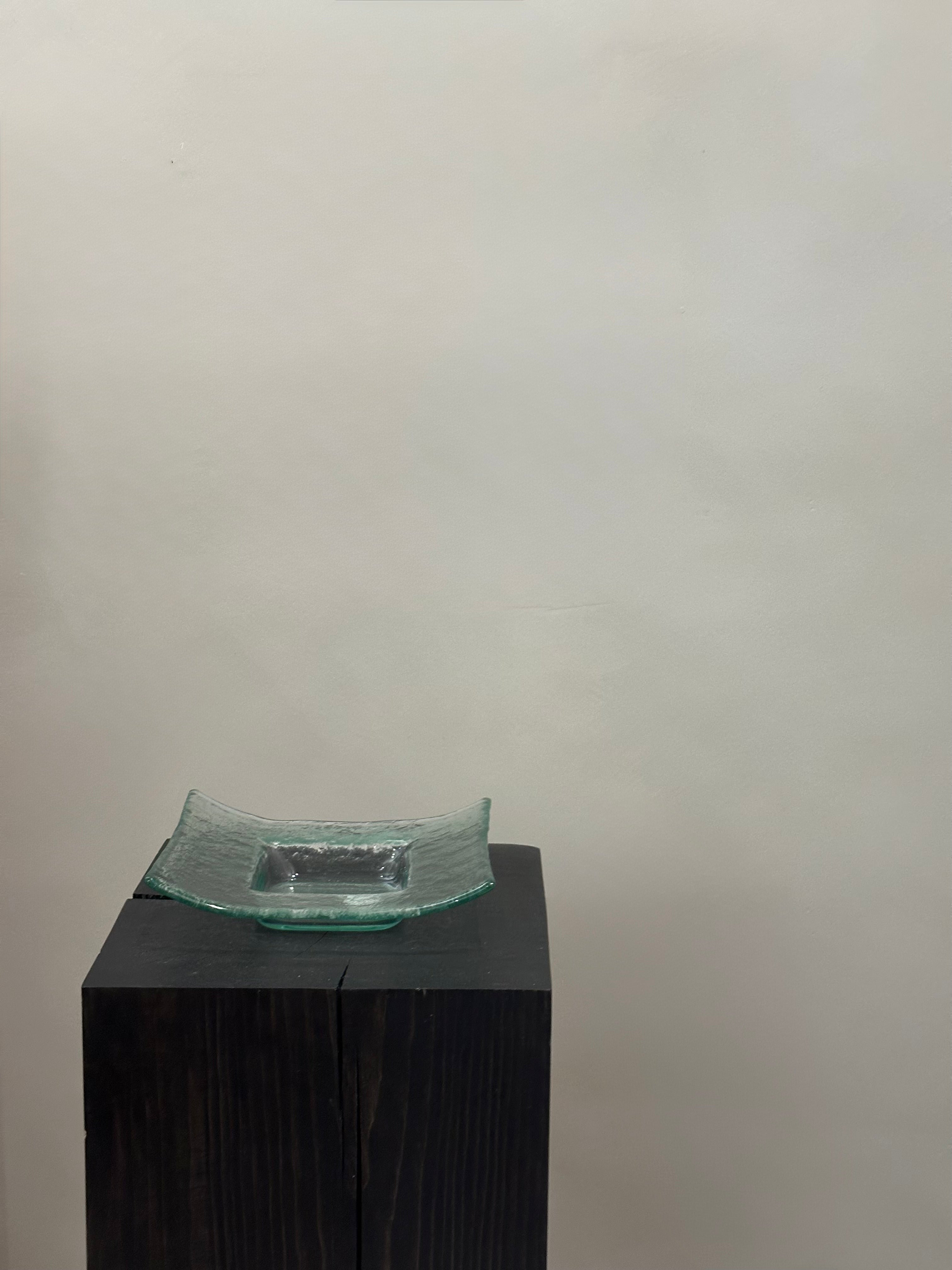 TEXTURED GLASS DISH