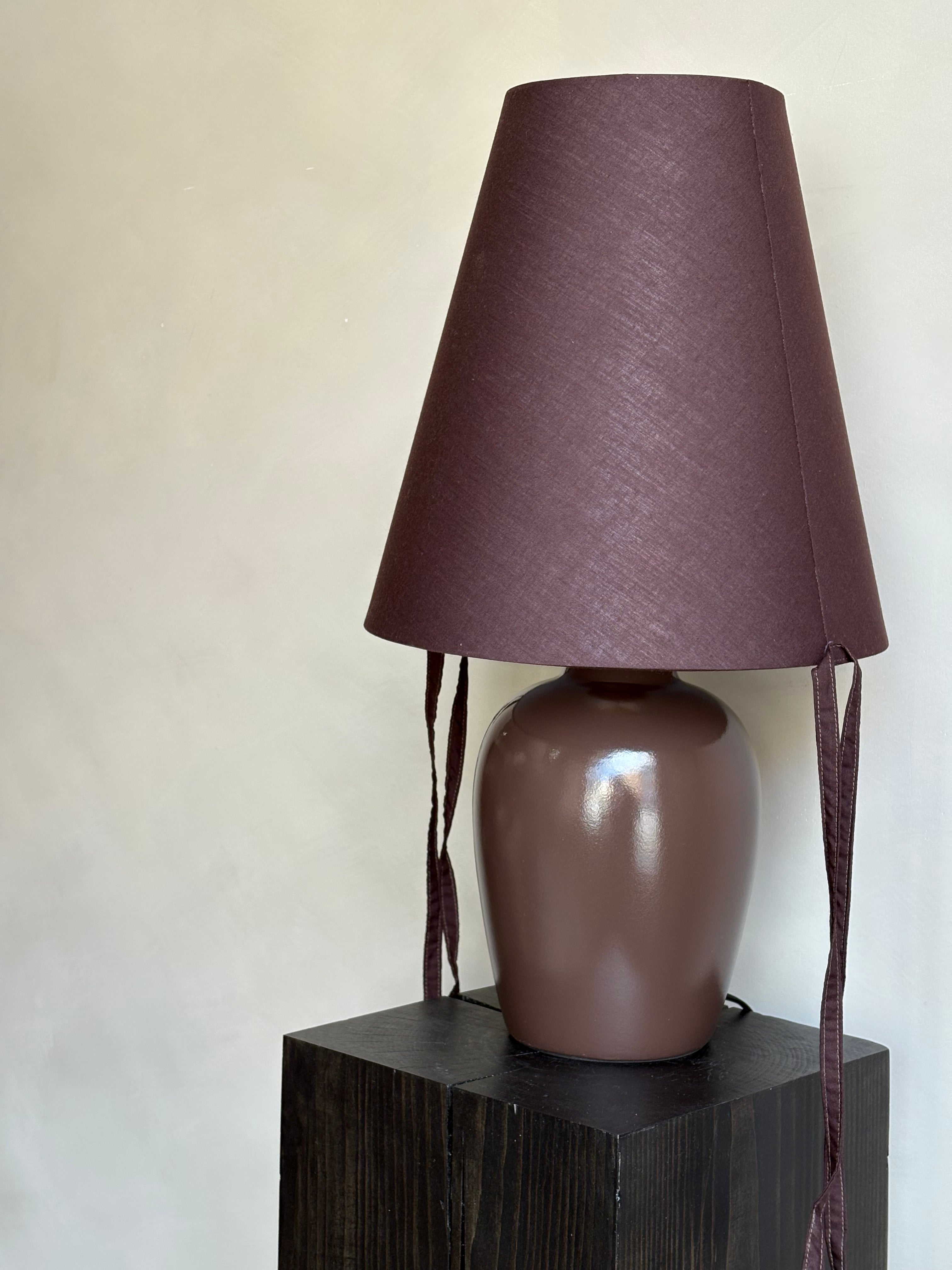 GRANDE BURGUNDY BROWN TABLE LAMP WITH TASSELS