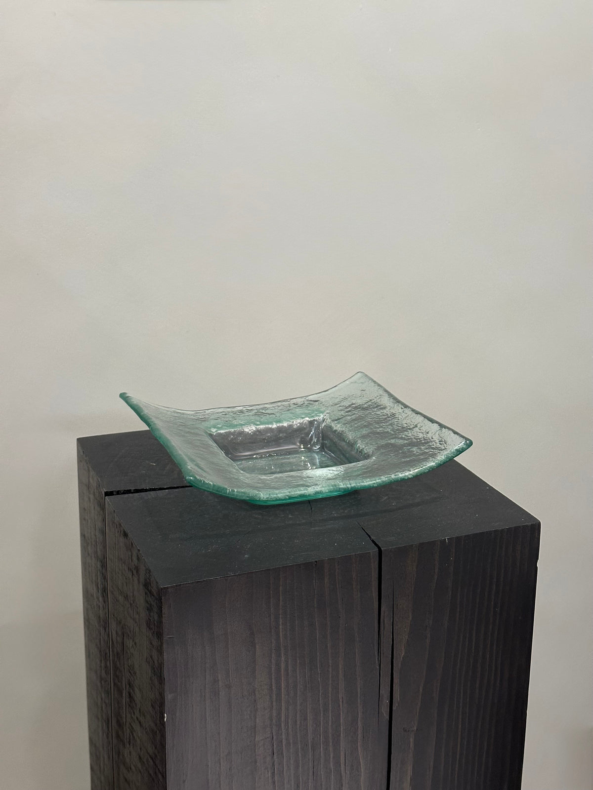 TEXTURED GLASS DISH