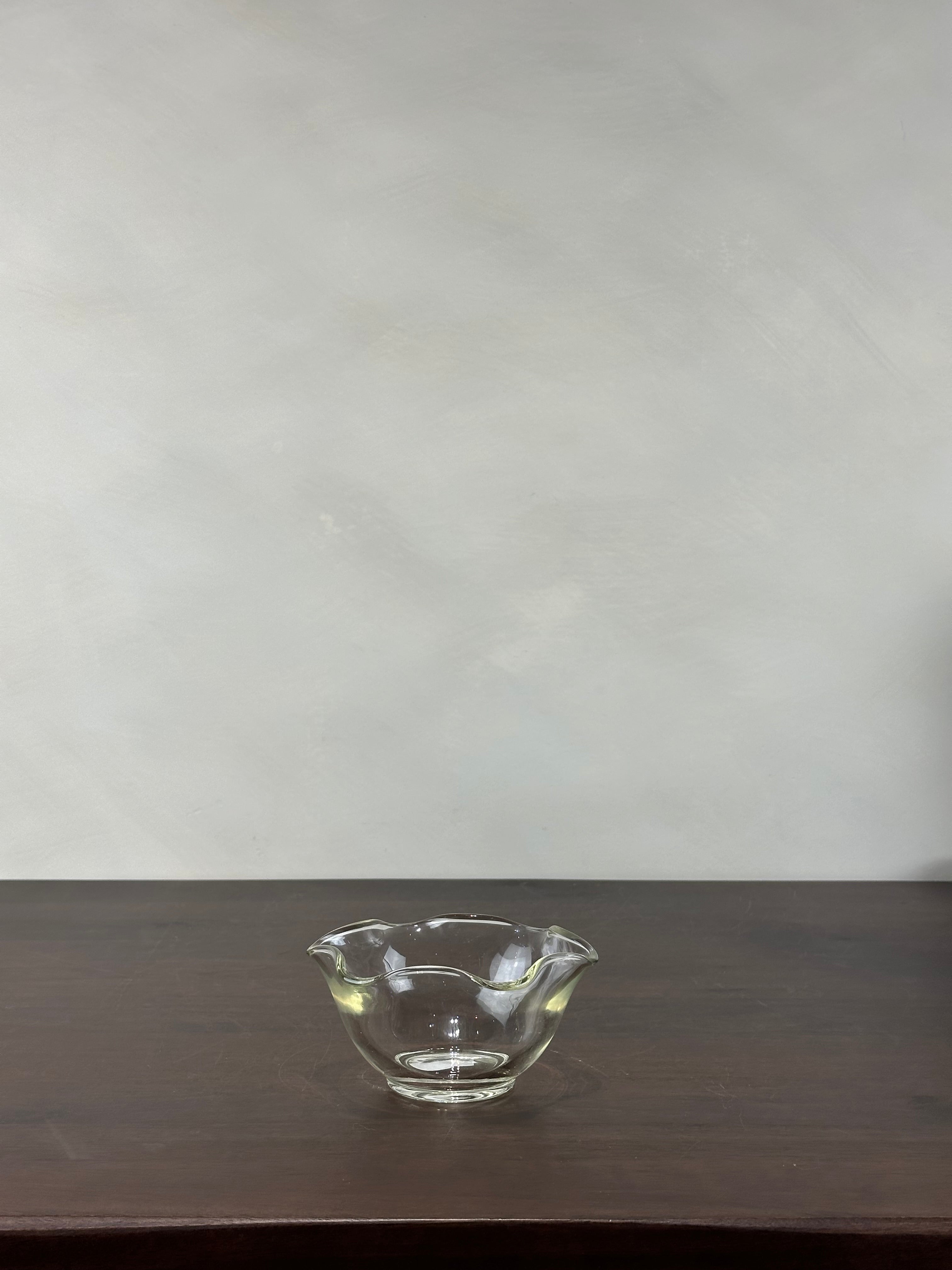 RUFFLED GLASS BOWL