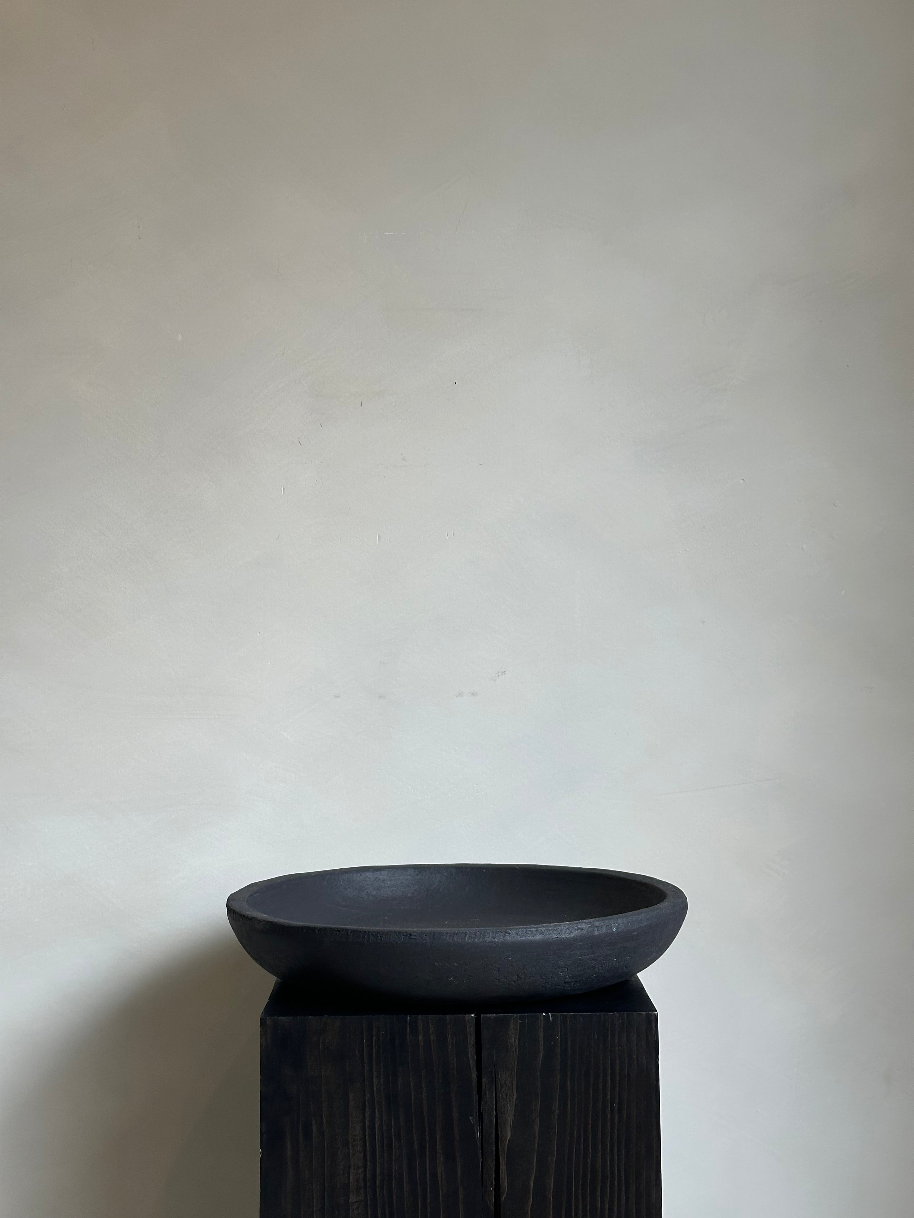 LARGE BLACK SHALLOW BOWL