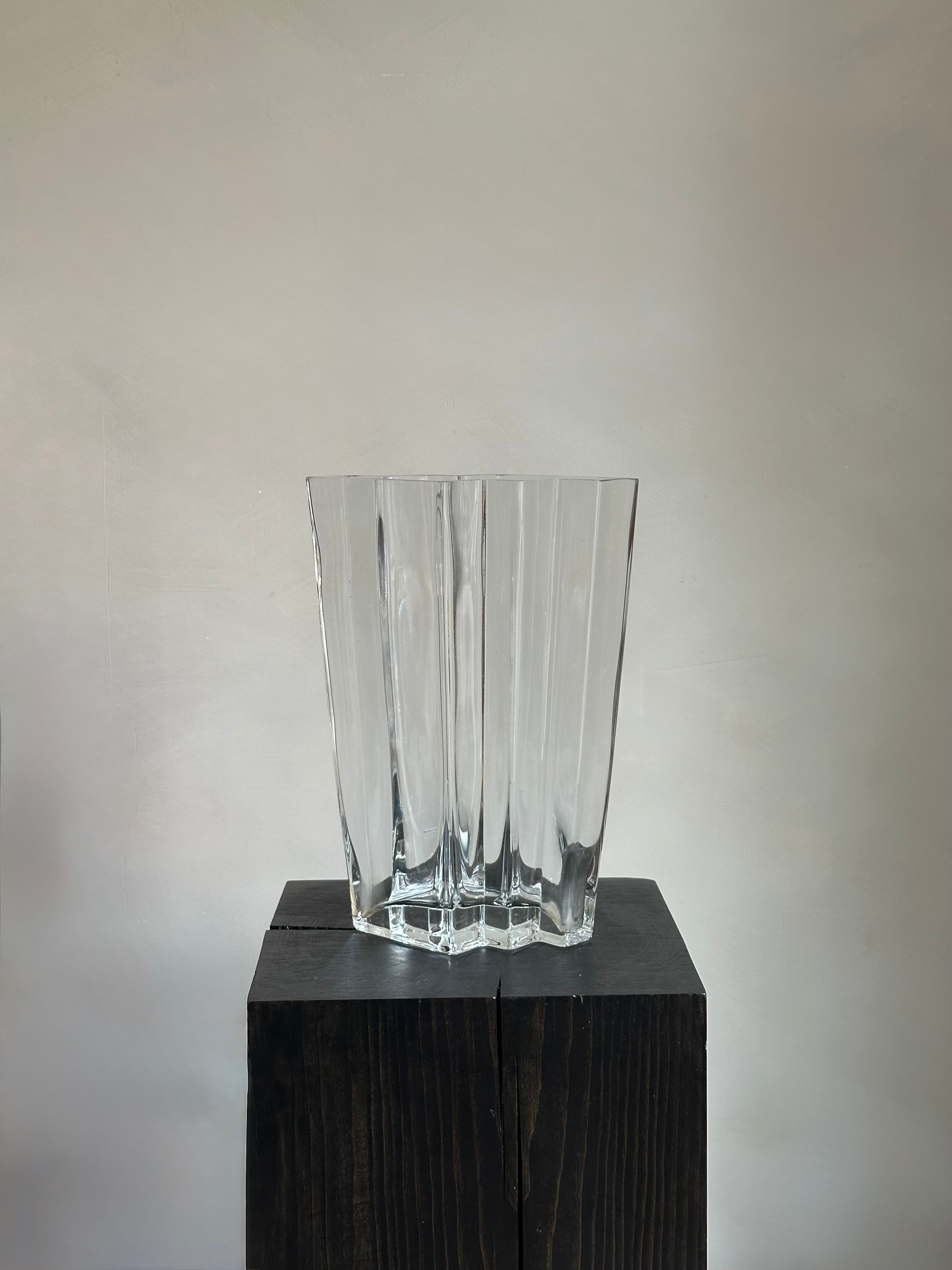 GEOMETRIC FLUTED GLASS VASE