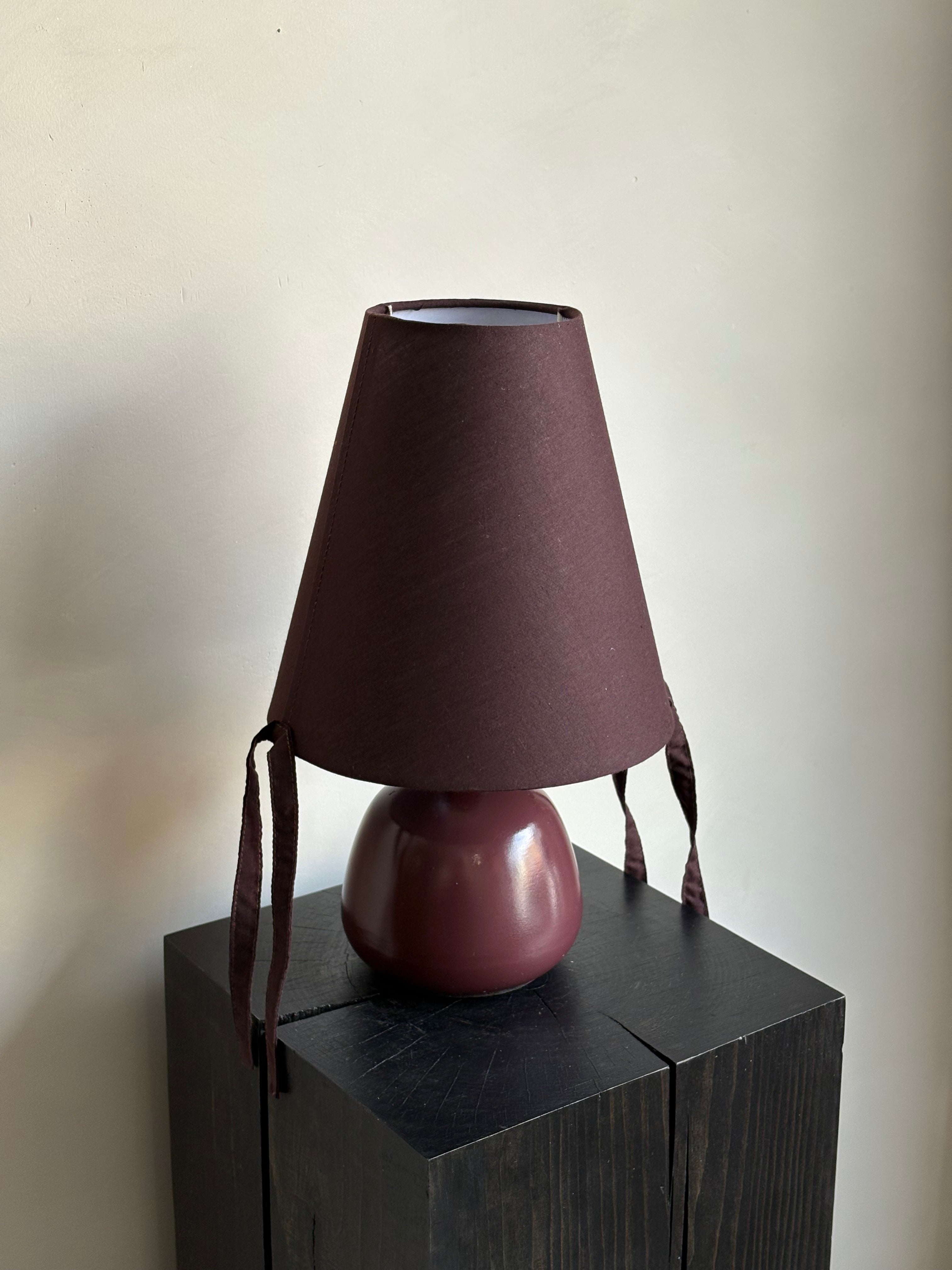 BURGUNDY TABLE LAMP WITH TASSELS